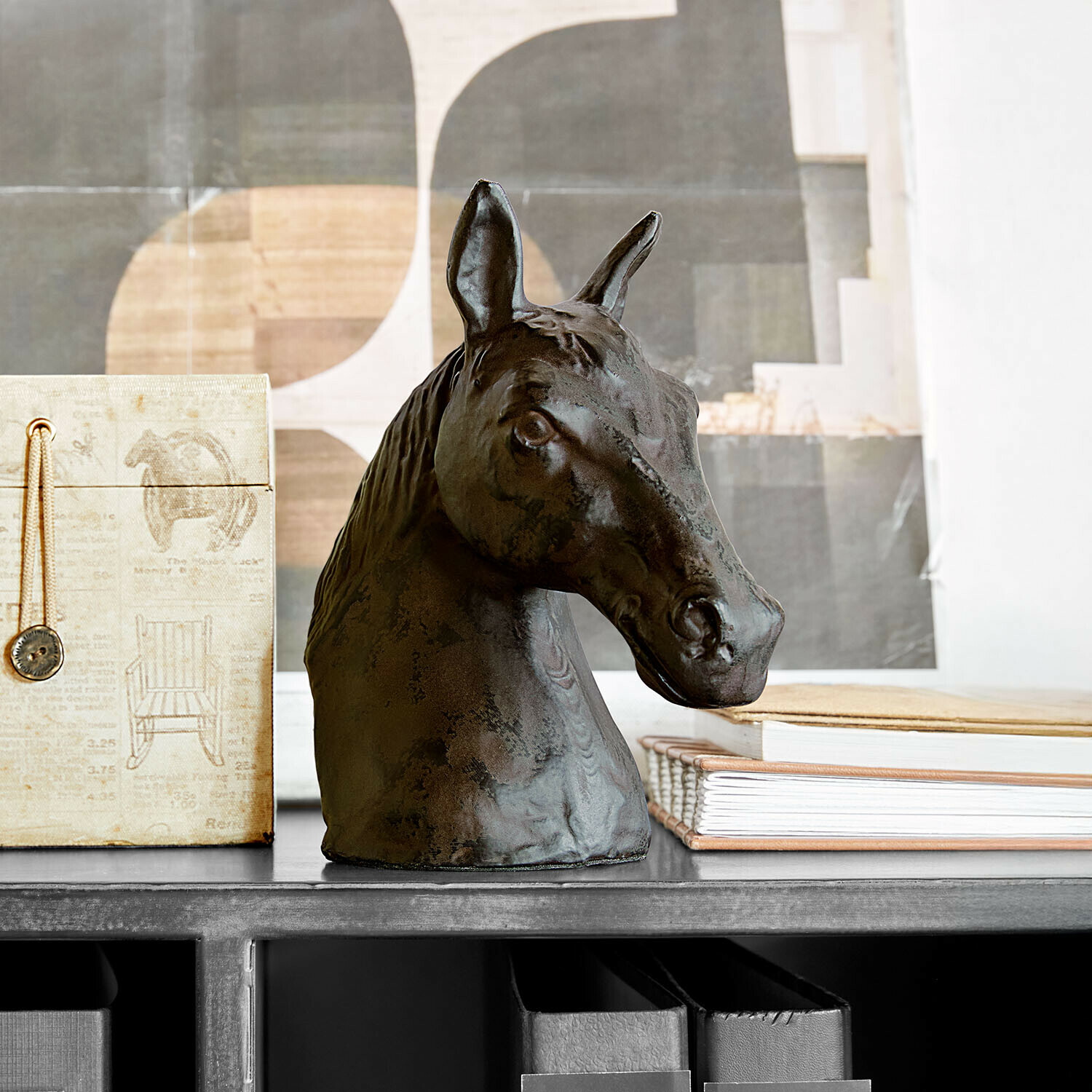 Sierpaard Kingsmere Decoratief paardenhoofd van donker metaal op plank met boeken en doos