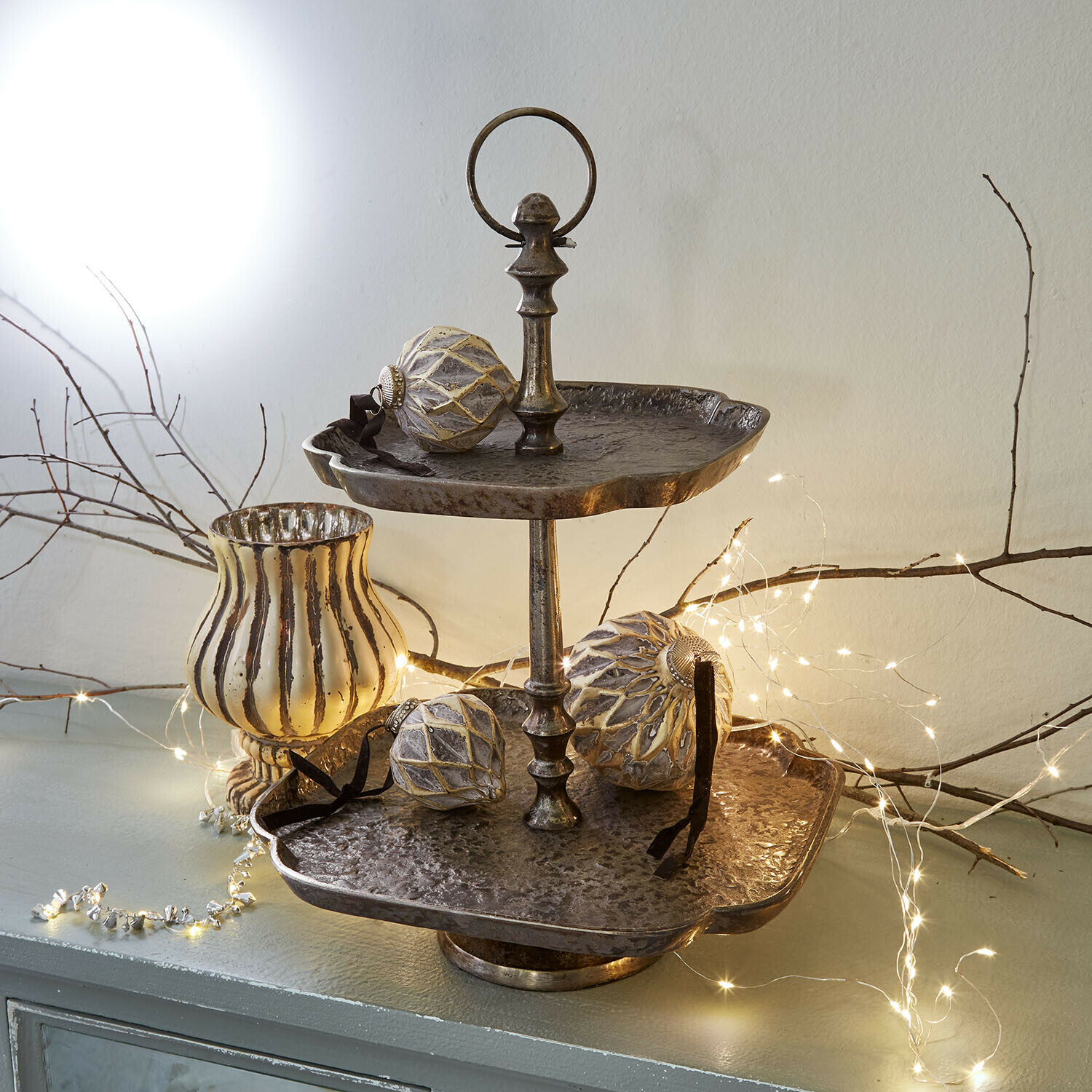 Etagère Lazmina Tweeledig metalen etagère in vintage stijl met kerstballen en LED-lichtjes als decoratie