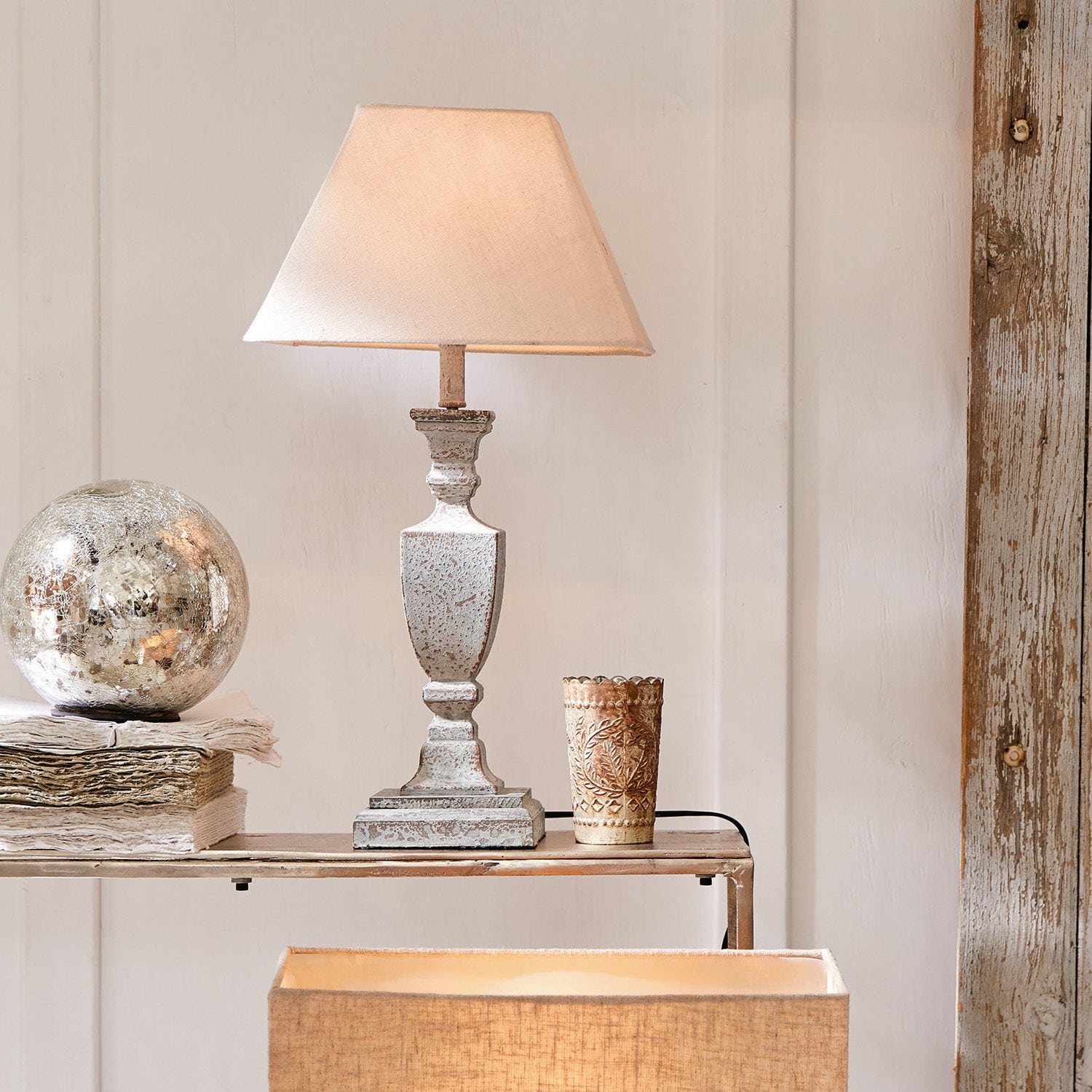 Lampe à poser Gorham Lampe de table en métal blanc avec abat-jour beige style vintage pour décoration intérieure