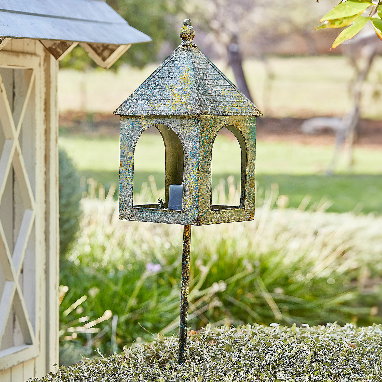 Mangeoire à oiseaux Vallorin Lanterne de jardin en métal patiné vert-jaune style vintage, décoration extérieure rustique