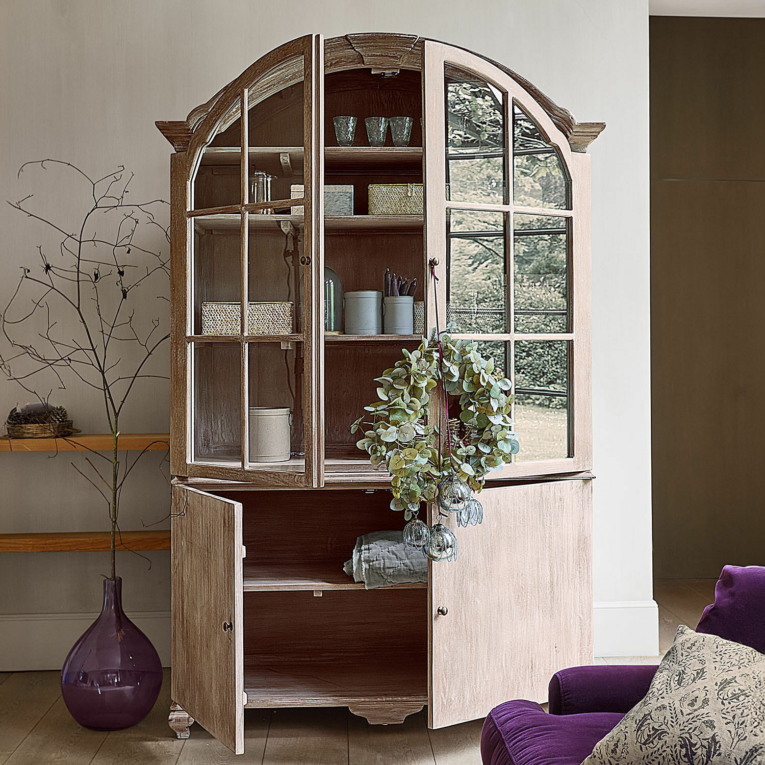 Buffet Périmonde Vitrine en bois clair avec portes vitrées et couronne décorative, meuble de salon élégant