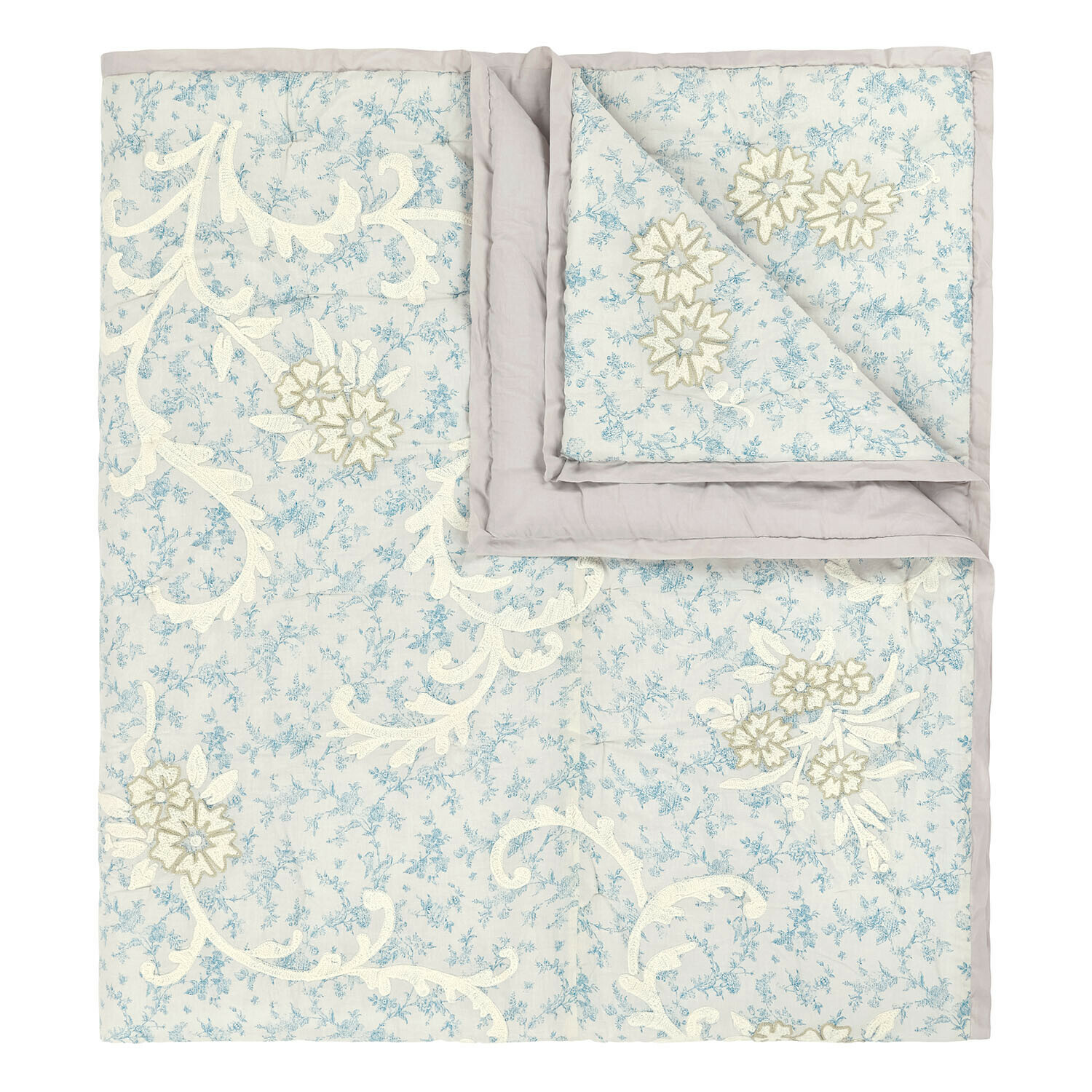 Quilt Rocaille Étoilée Fijn katoenen sprei lichtblauw met crèmekleurige bloemenborduursels, decoratief beddengoed