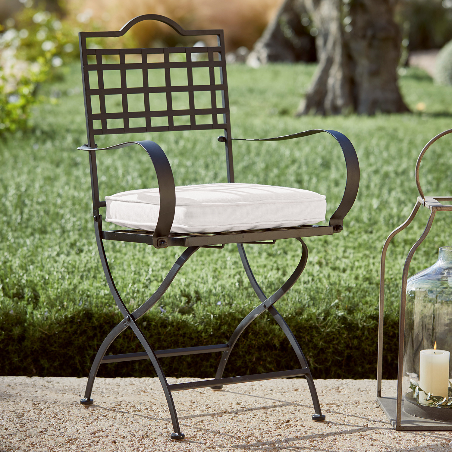 Zitkussen Pelagia Zwarte metalen tuinstoel met wit zitkussen, ideaal voor comfortabel buitenzitten
