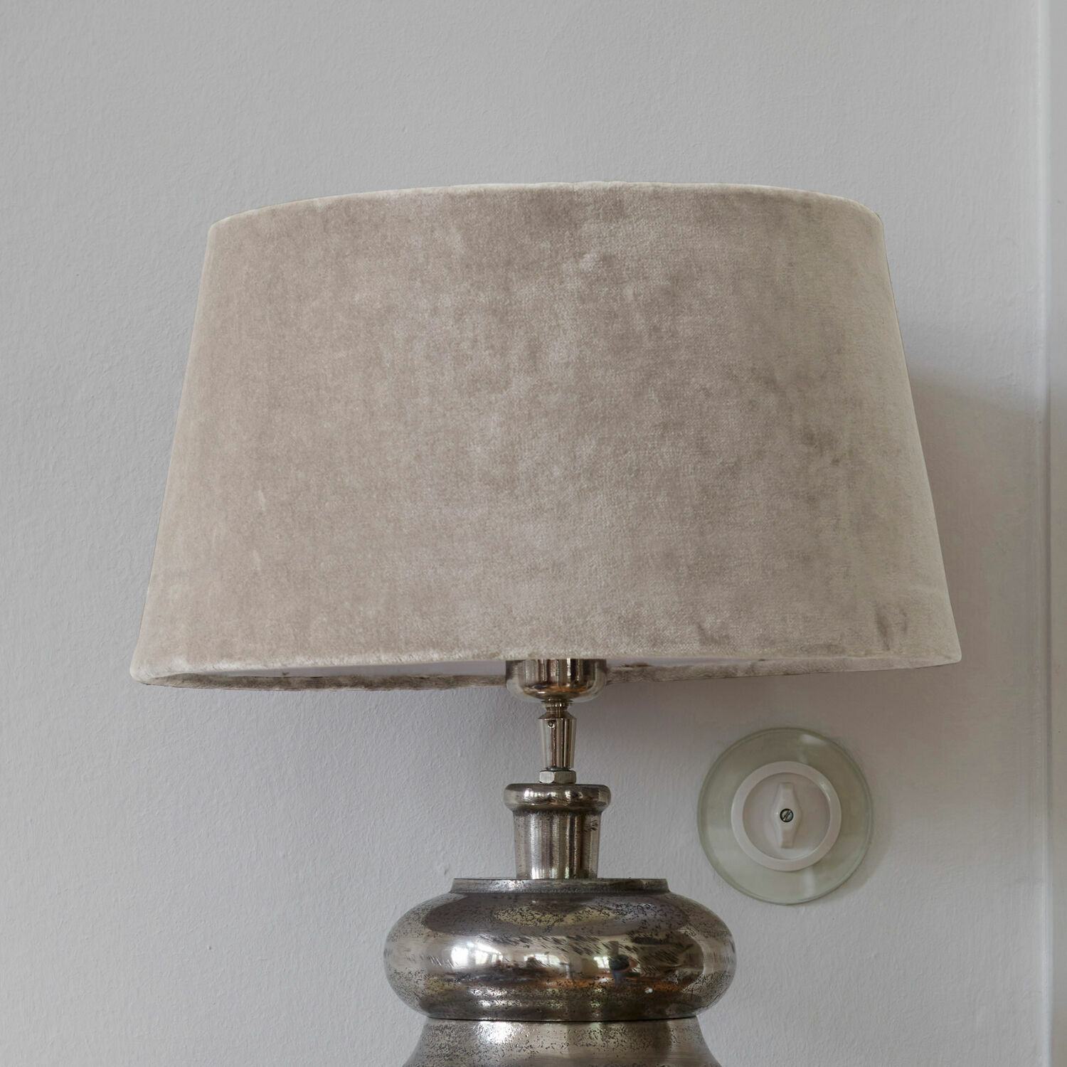 Lampenkap Anfor Tafellamp met metalen voet en beige fluwelen kap voor sfeerverlichting in de woonkamer