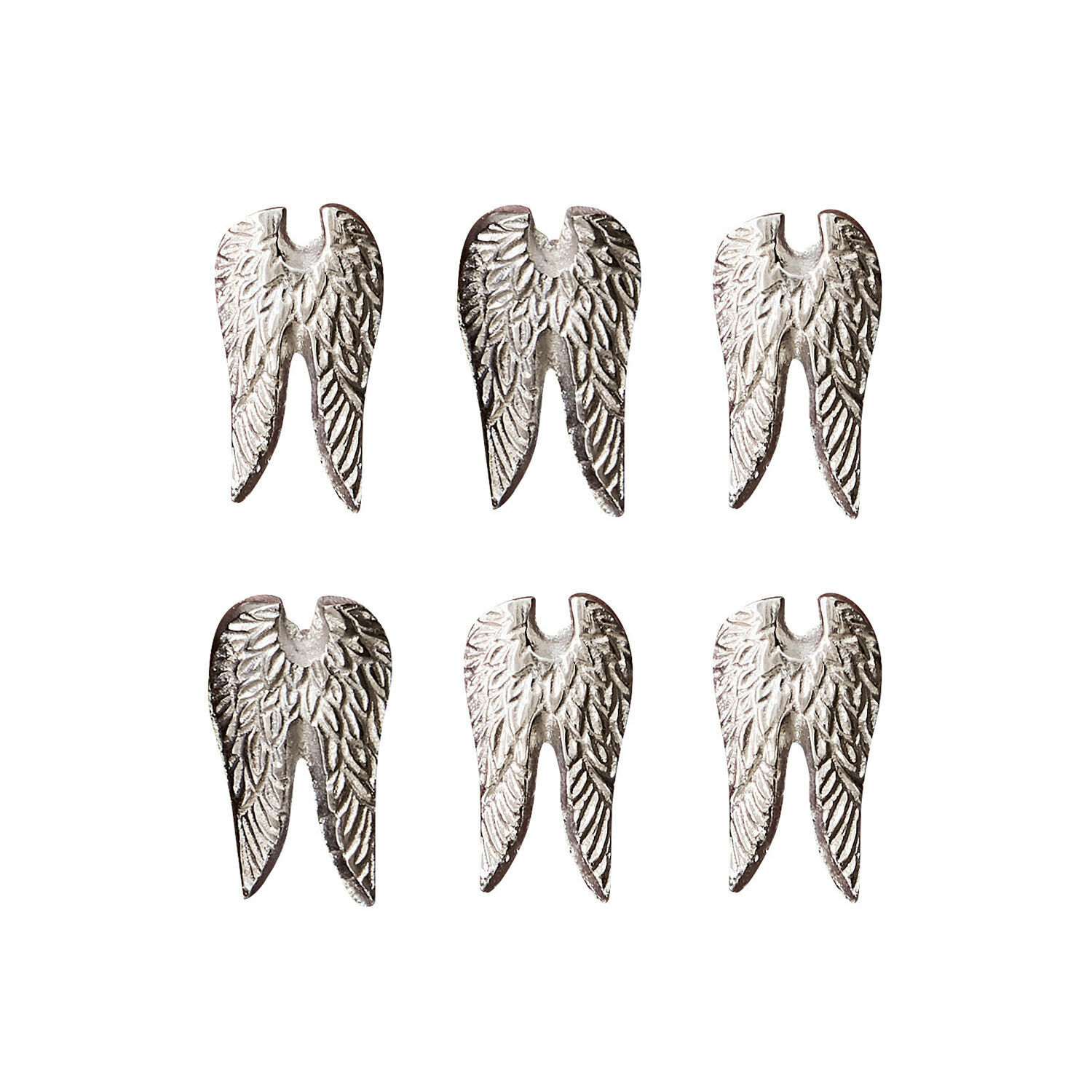 Six pendentifs en métal argenté en forme d'ailes avec détails de plumes sur fond blanc