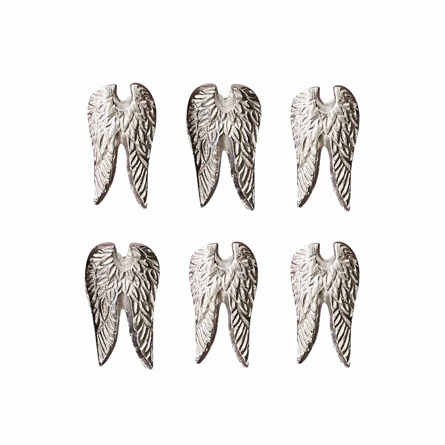 Lot de 6 pin's Abele Six pendentifs en métal argenté en forme d'ailes avec détails de plumes sur fond blanc
