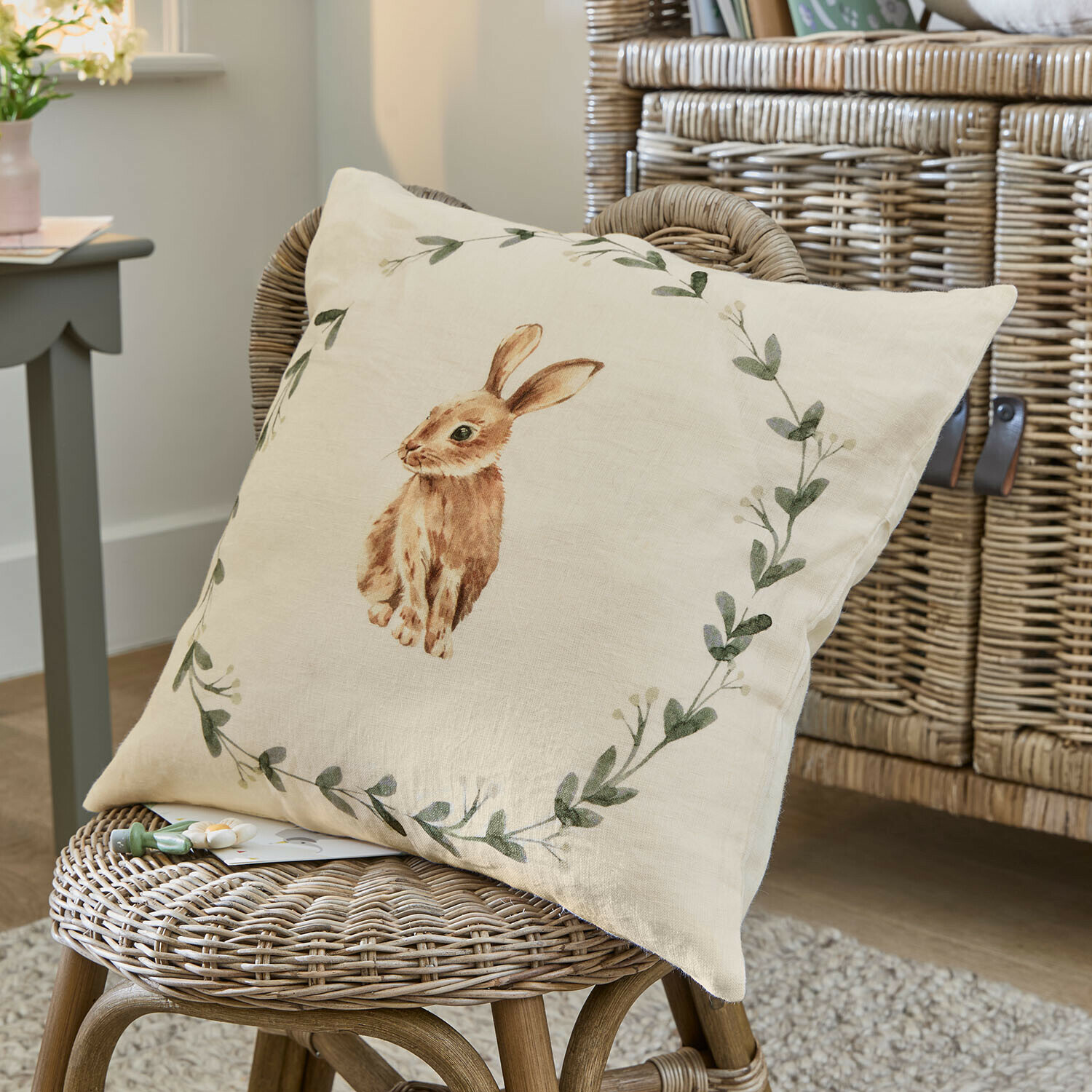 Kussenhoes Fuzzletop Beige linnen kussen met bruine konijnprint en groene bladeren, sfeervolle woondecoratie