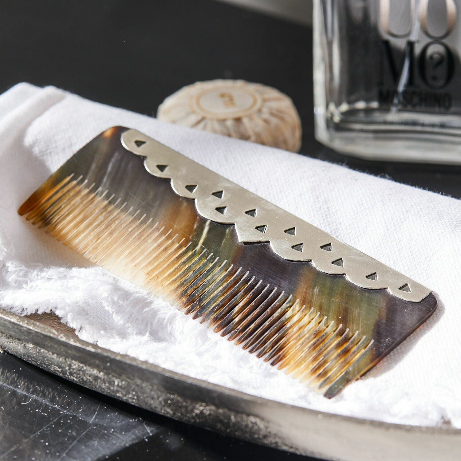 Peigne en corne avec bordure métallique décorative en nuances naturelles brunes, accessoire de soin capillaire