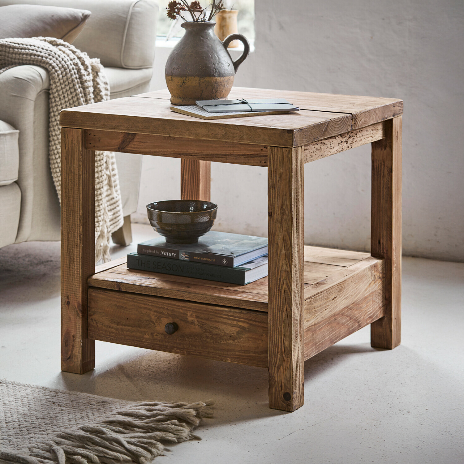 Table d’appoint Iven Table basse carrée en pin naturel avec tiroir et étagère pour livres dans un salon cosy