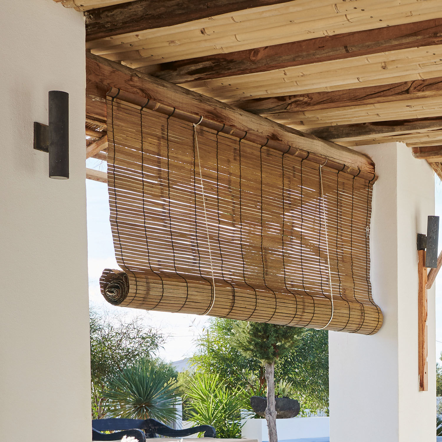 Store Nikklas Store en bambou naturel pour terrasse extérieure, protection solaire élégante et naturelle