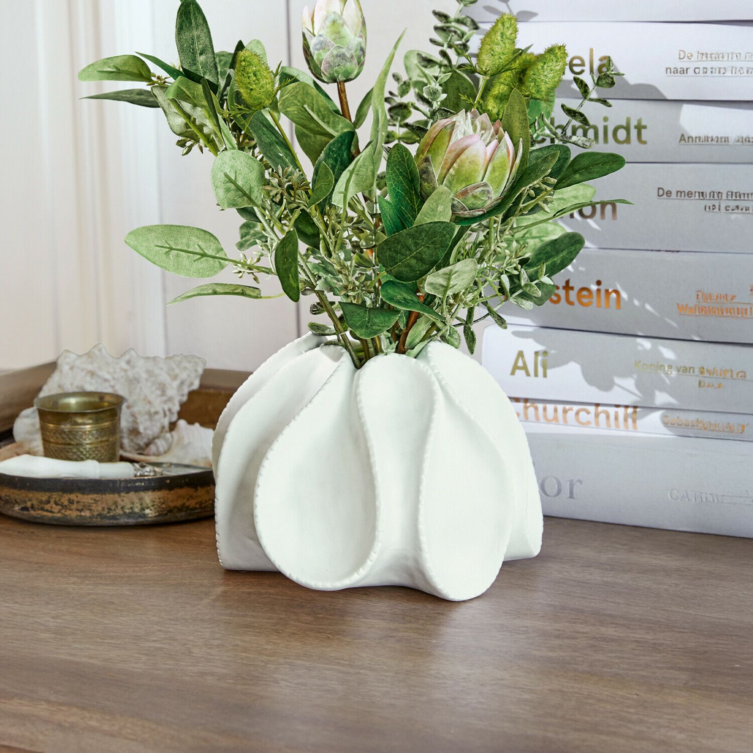 Vase décoratif Dollon Vase en céramique blanche avec feuillage vert et fleurs décoratives sur table en bois