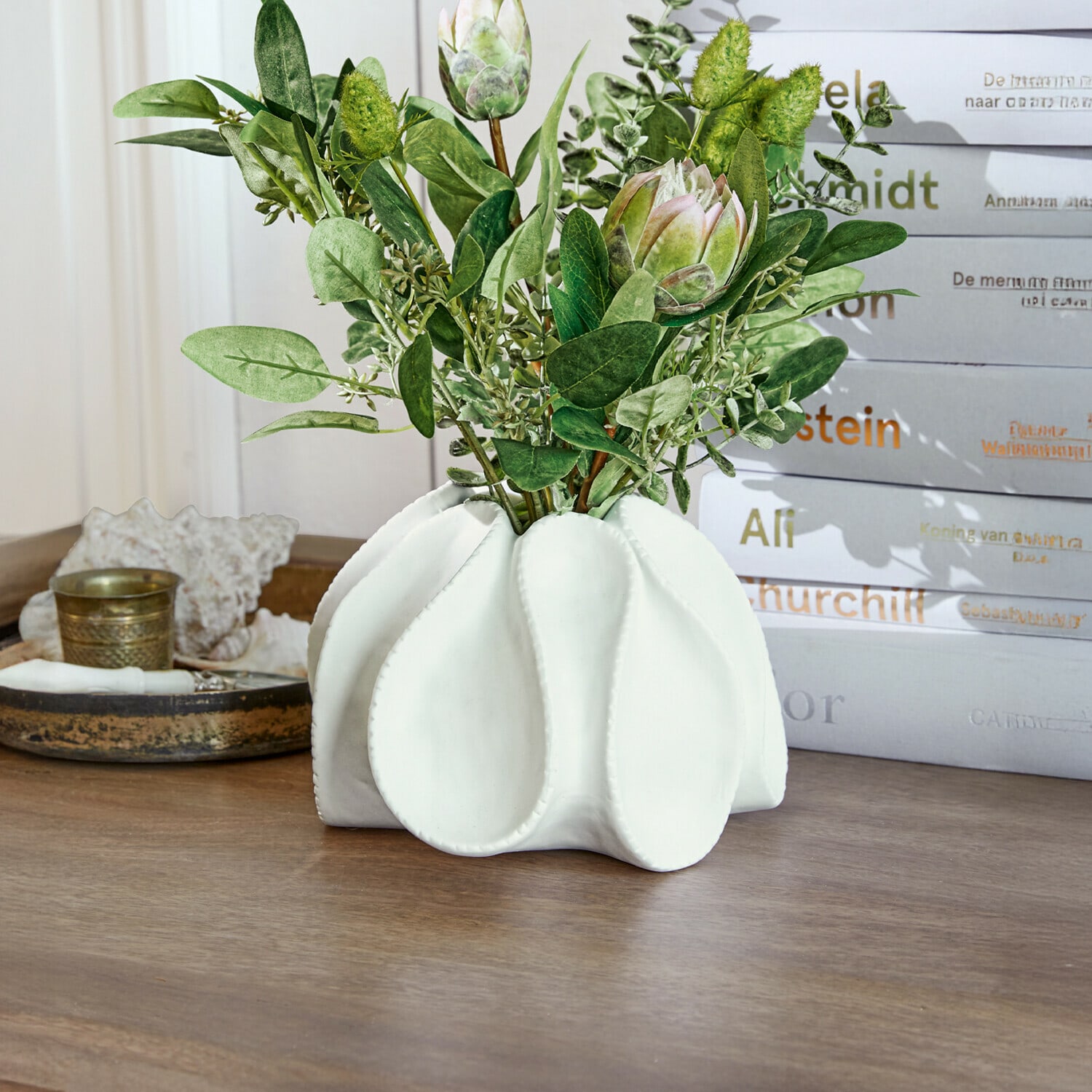 Vase décoratif Dollon Vase en céramique blanche avec feuillage vert et fleurs décoratives sur table en bois