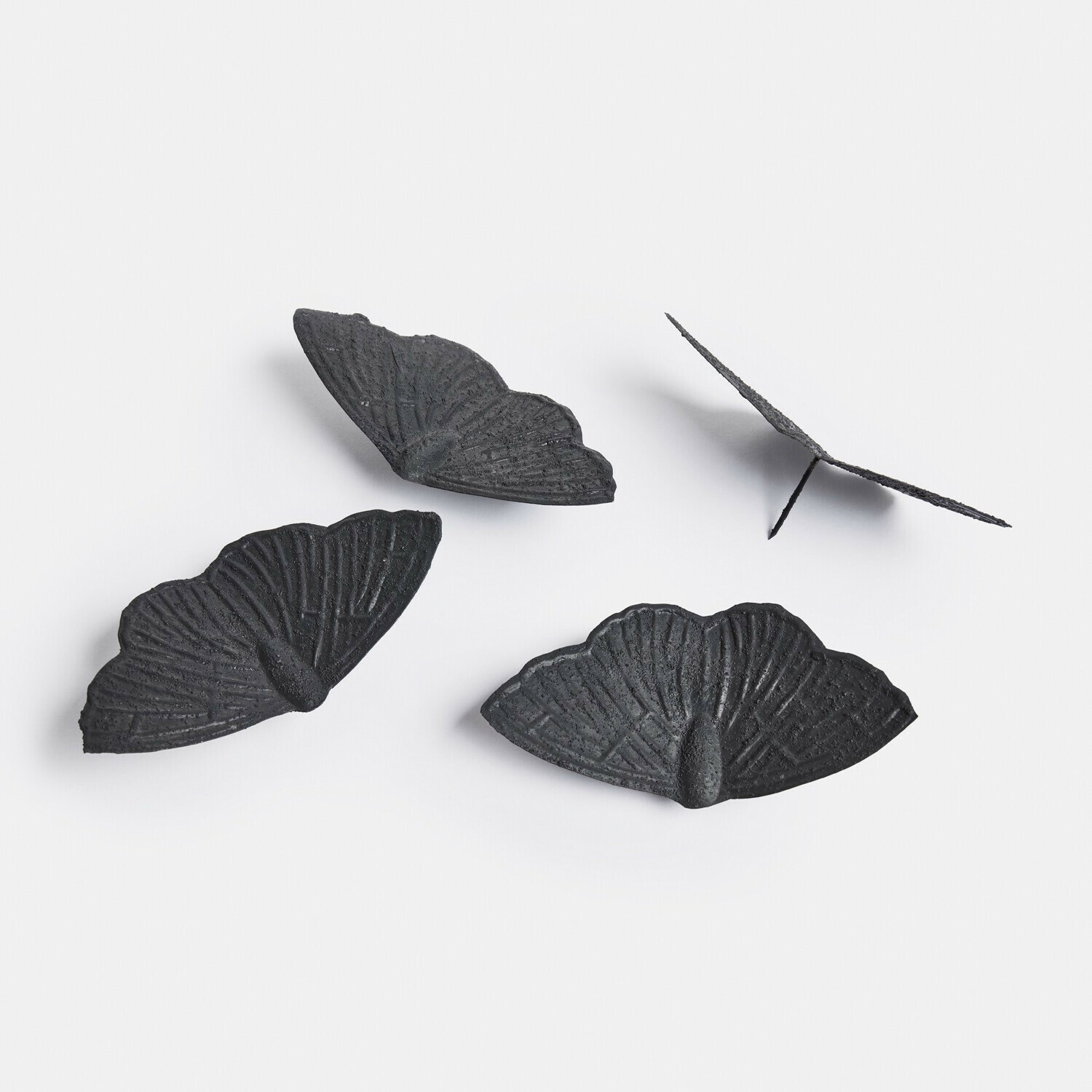 Decoratiepin set van 4 Orlenaith Vier zwarte metalen decoratieve vlinders met textuur, wanddecoratie voor binnen en tuin