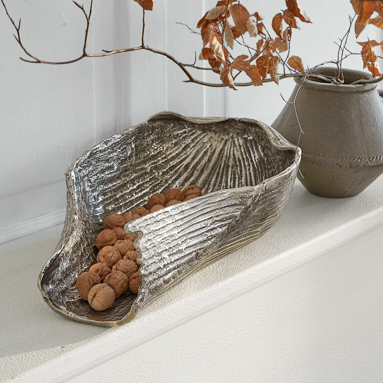 Schaal Bellefin Decoratieve zilverkleurige metalen schaal met walnoten, moderne woonaccessoire