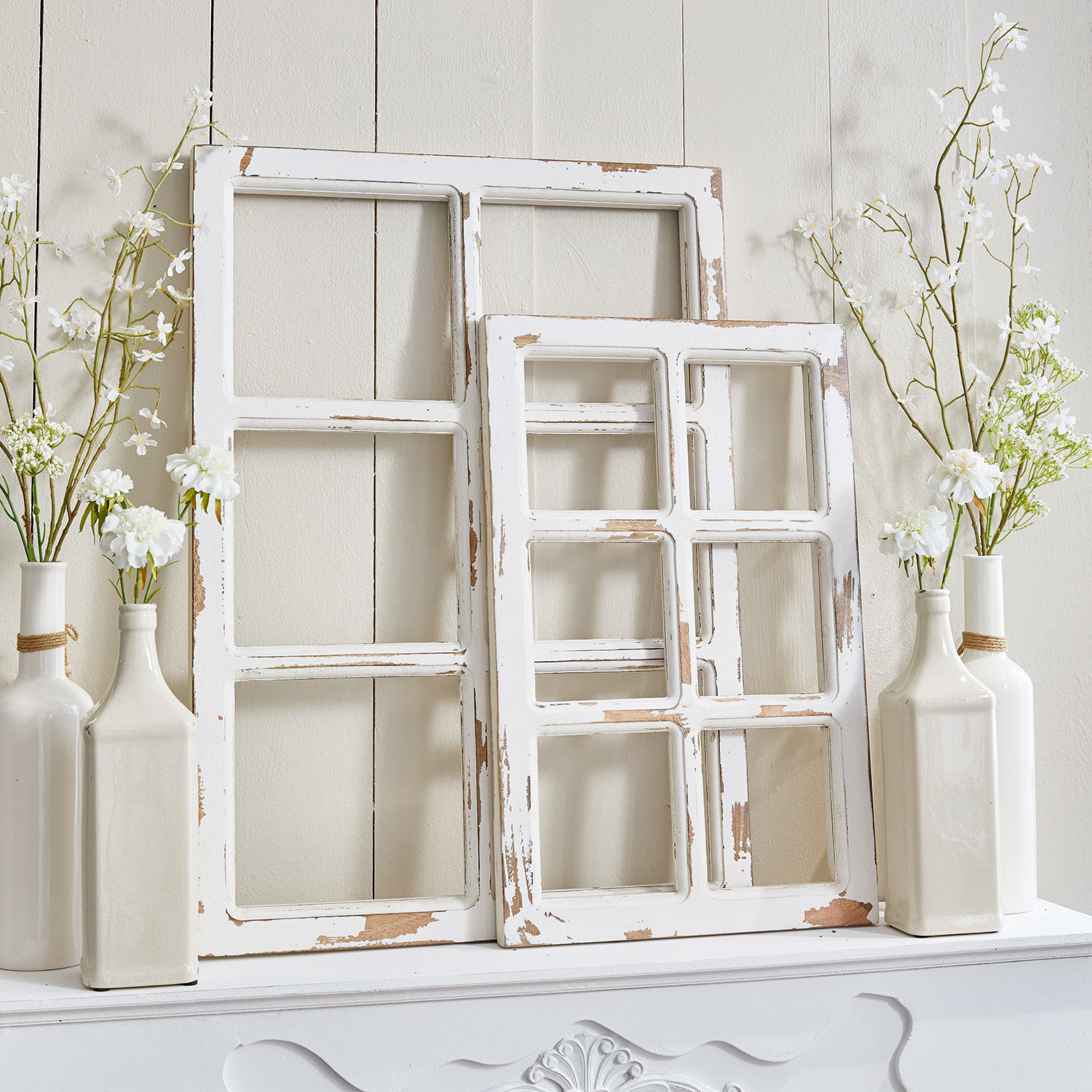 Siervenster set van 2 Mael Coluim Witte houten raamkozijnen met afgebladderde verf in vintage stijl, versierd met witte bloemen
