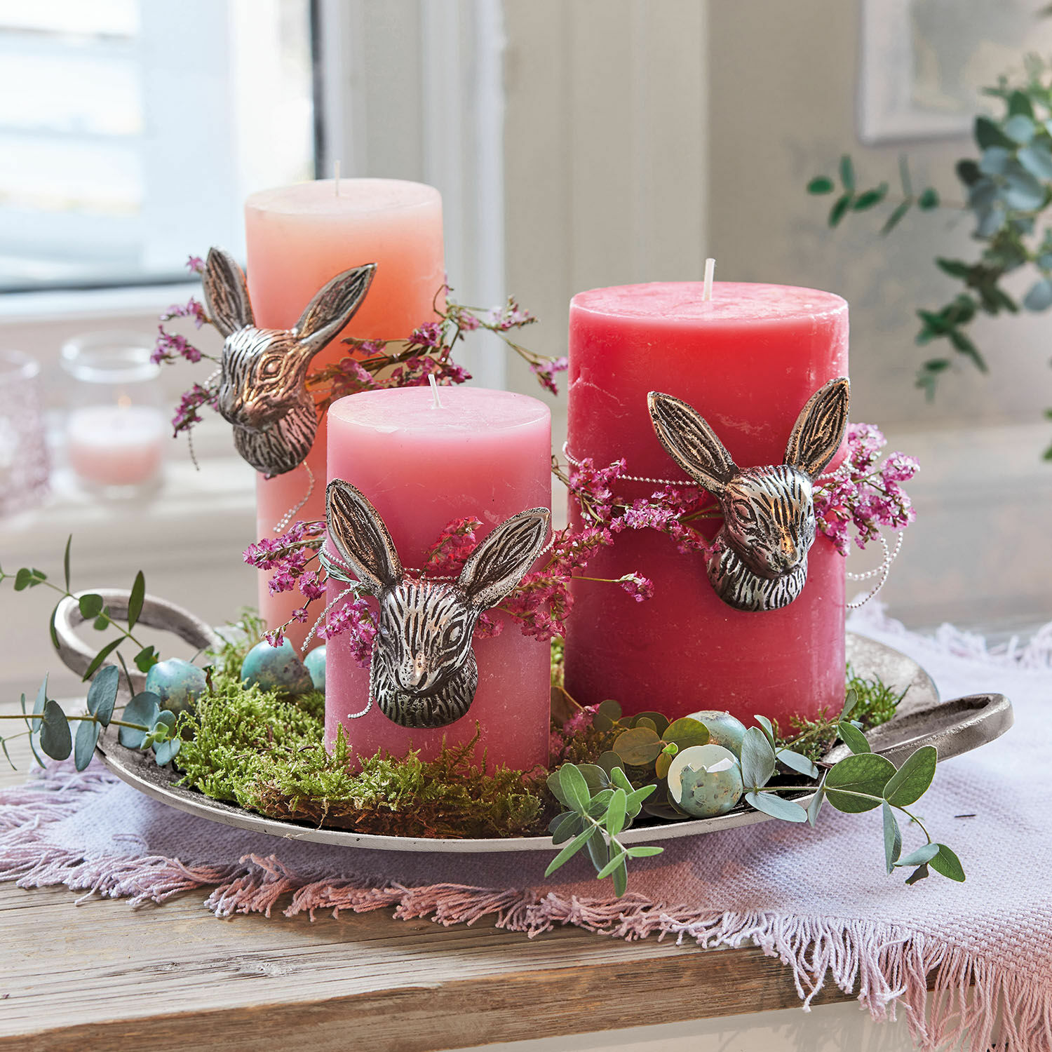 Lot de 3 bougies Pretin Ensemble de trois bougies roses avec décorations tête de lapin et mousse verte sur plateau en métal