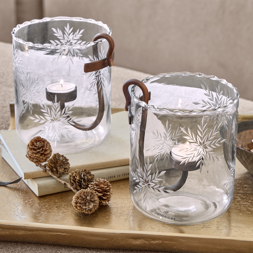 Photophores en verre gravé avec motif de feuilles et poignée en métal, décoration de table élégante