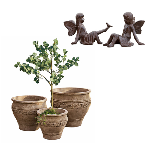 Ensemble de trois pots en céramique marron avec plante et deux figurines de fées en métal marron