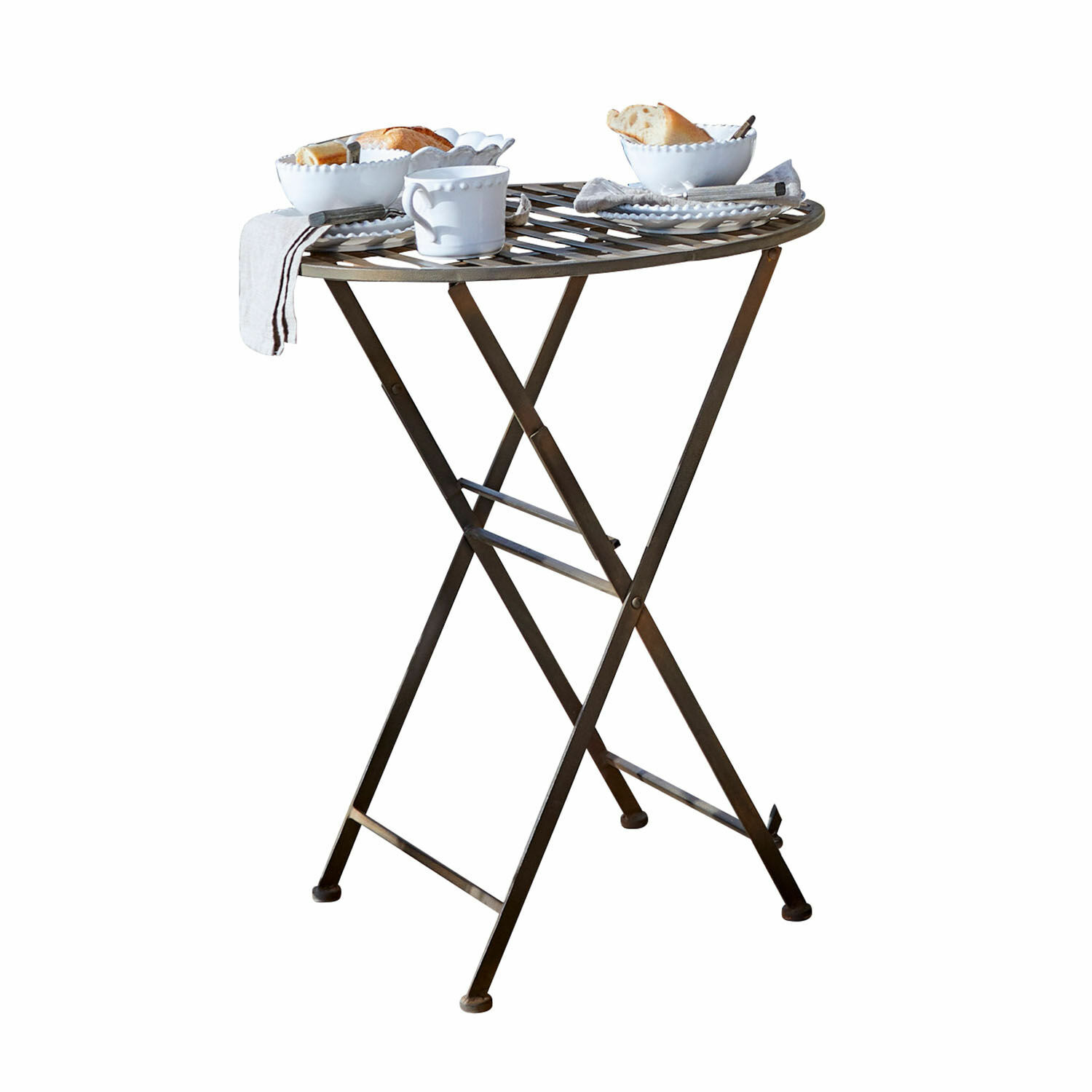 Table Brignoles Table pliante en métal brun avec vaisselle blanche et pain sur le dessus