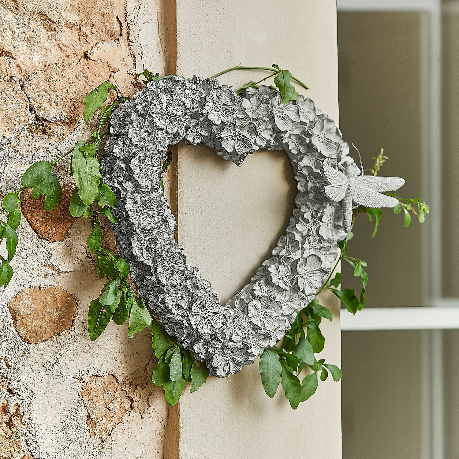 Krans Corvelique Decoratief hart van grijs metaal met bloemen, groene bladeren en libel om aan de muur te hangen