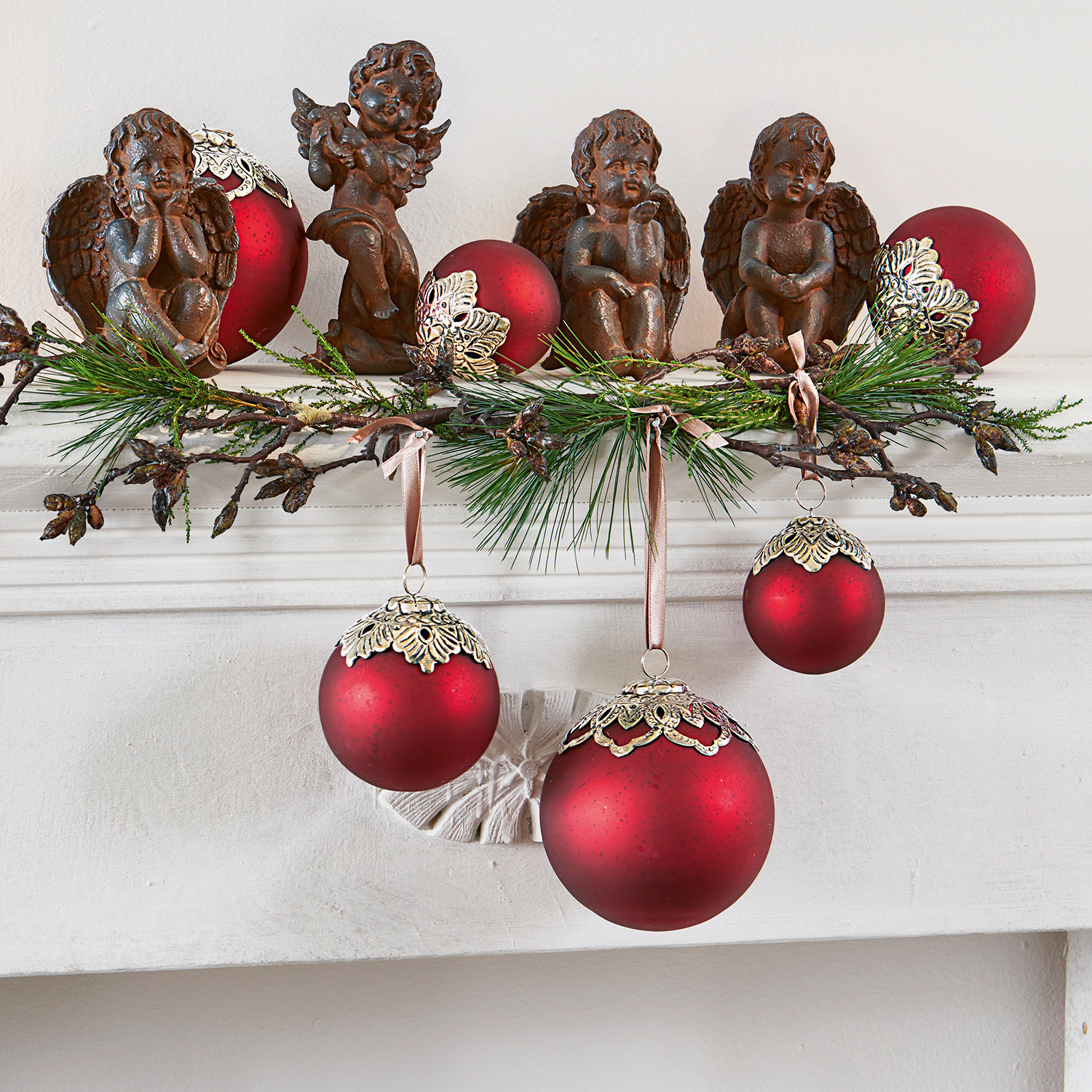 Kerstversiering set van 6 Valyn Kerstdecoratie met rode ballen en bruine engelen op een witte schoorsteen
