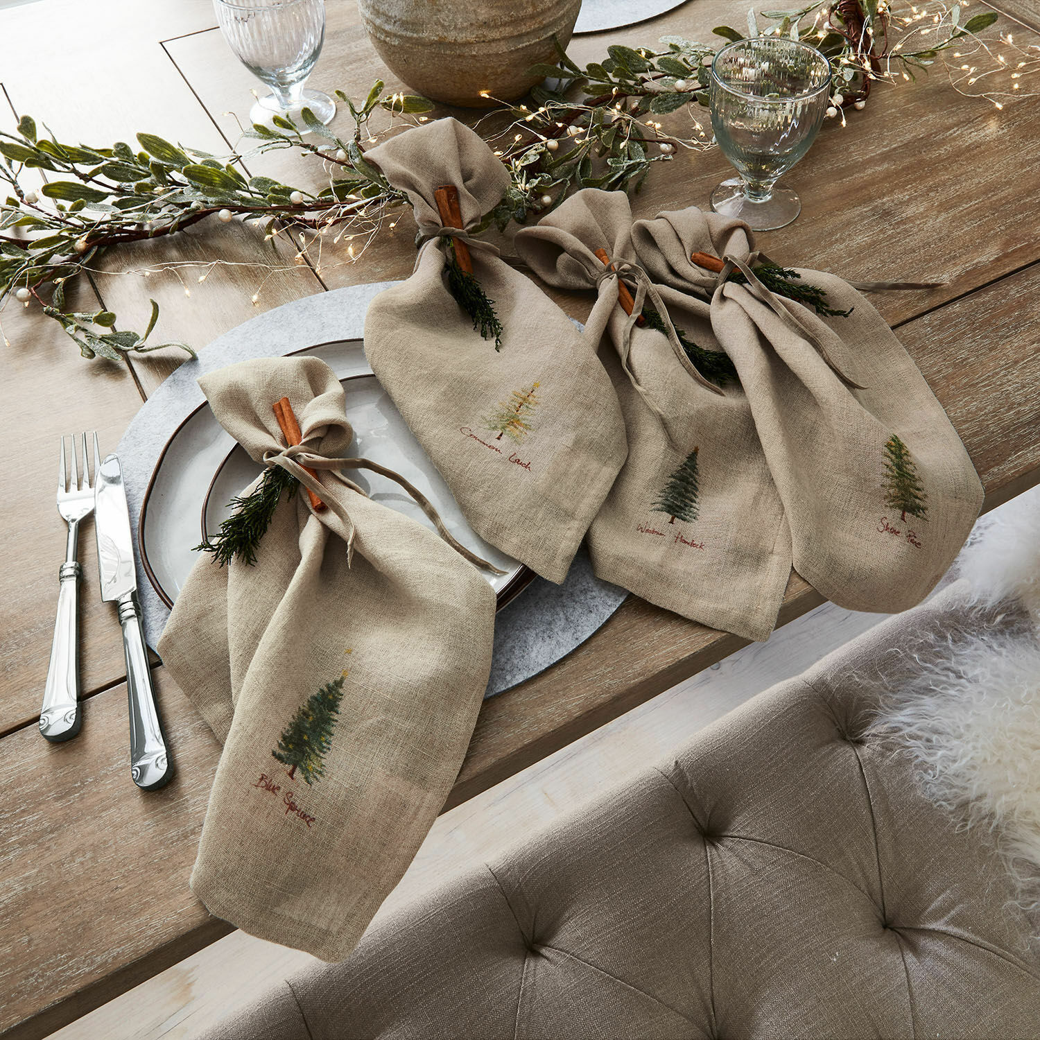 Lot de 4 serviettes Jarrier Serviettes en lin beige avec motifs d'arbres et décoration cannelle sur table rustique