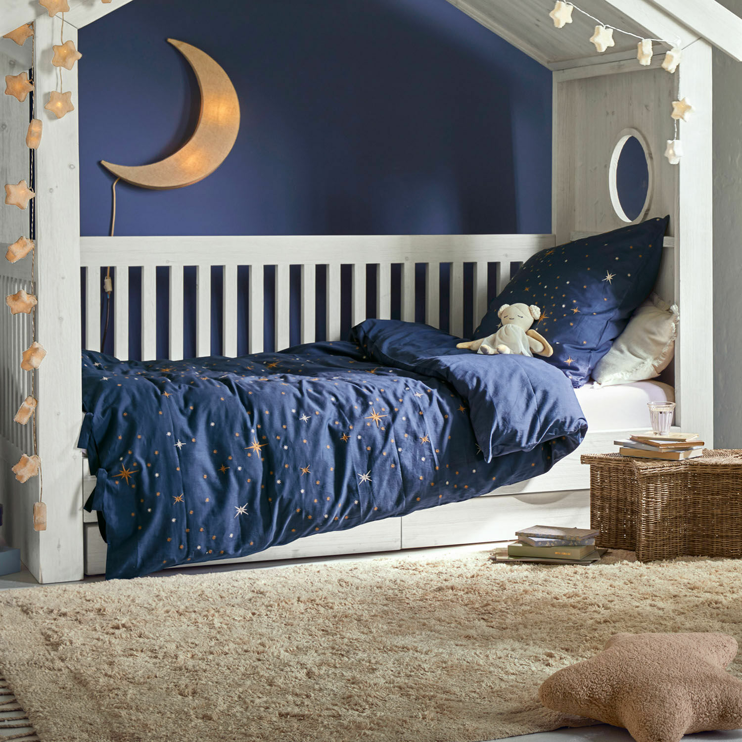 Parure de lit Starwhisper Lit enfant en bois blanc avec literie bleu nuit étoilée et lampe lune pour chambre d'enfant cosy