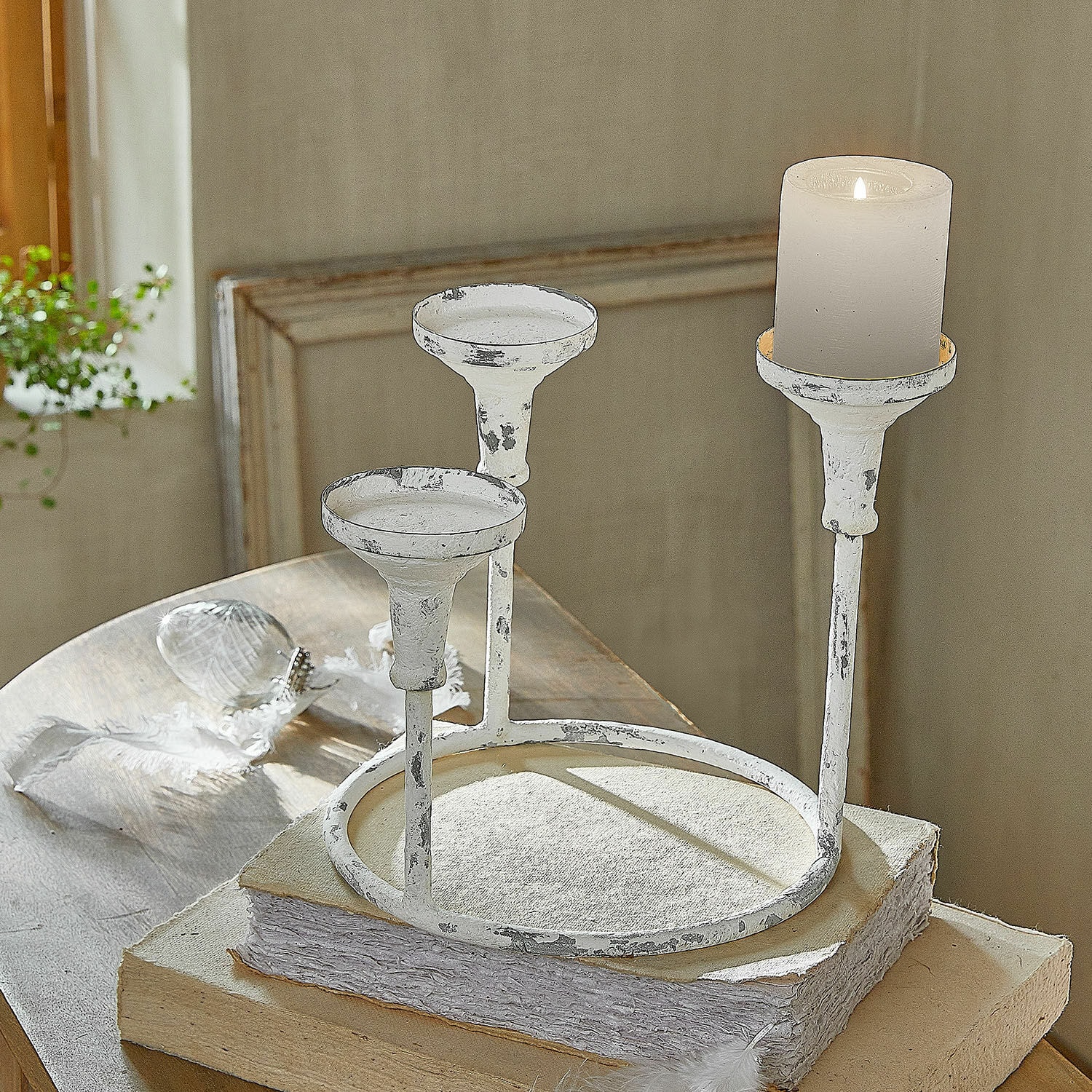 Kaarsenhouder Kivorel Witte metalen kandelaar met verweerde look voor drie kaarsen, rustieke tafeldecoratie