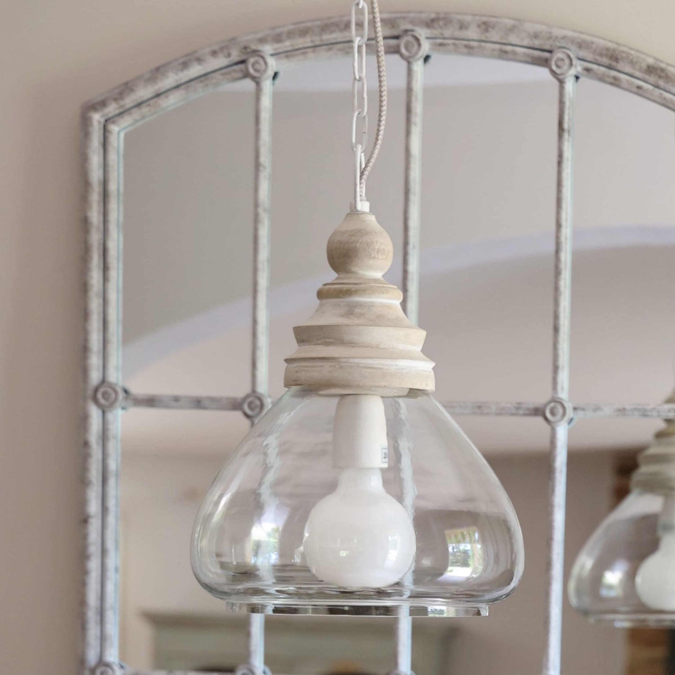 Suspension en verre avec élément en bois beige et ampoule blanche, style rustique élégant
