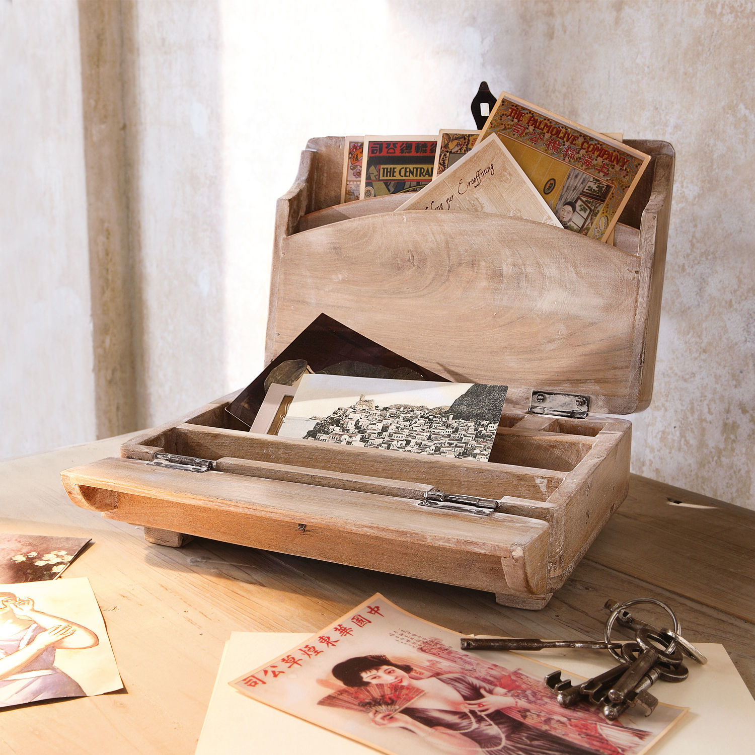 Organiseur de table Didier Boîte en bois pour lettres avec compartiments et vieilles cartes postales sur table en bois