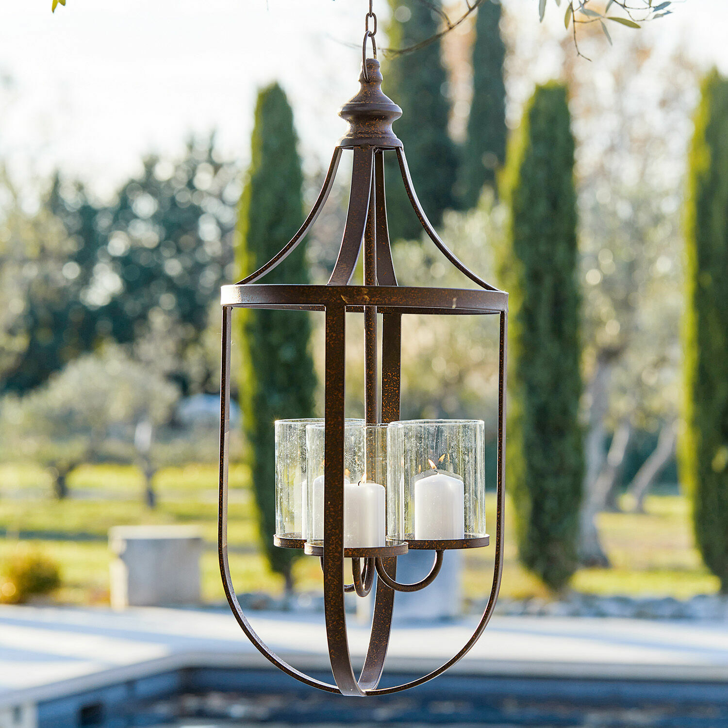 Hanglantaarn Hampshire Hangende metalen lantaarn met drie witte kaarsen in glazen houders, buiten tuin decoratie
