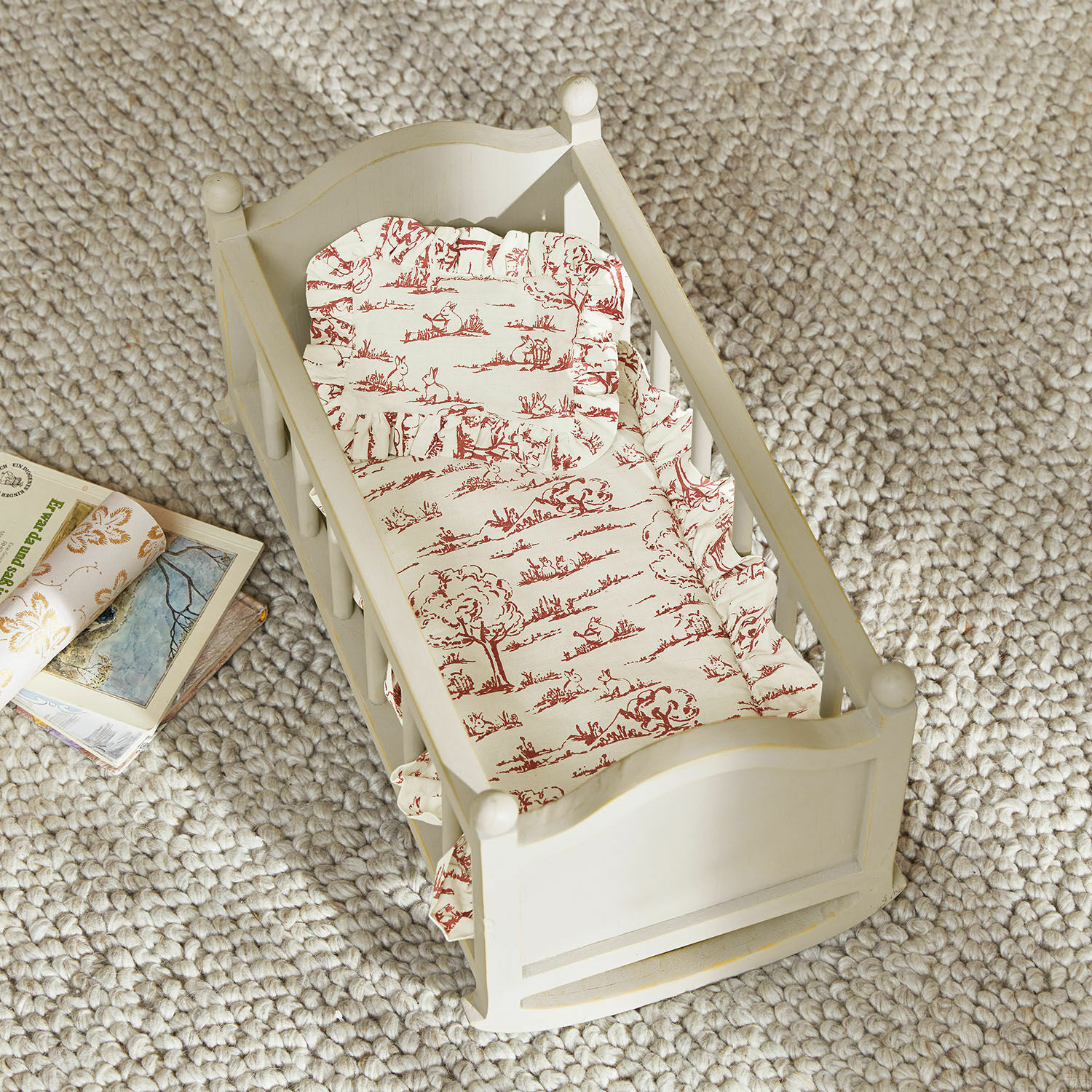 Linge de lit pour poupée Fleurine Petit lit à bascule en bois blanc avec matelas et housse à motifs rouges sur tapis beige
