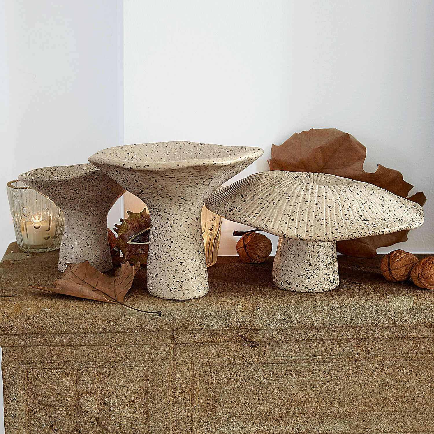 Lot de 3 champignons décoratifs Safoura Champignons décoratifs en céramique beige sur une surface en pierre, décoration d'automne intérieure