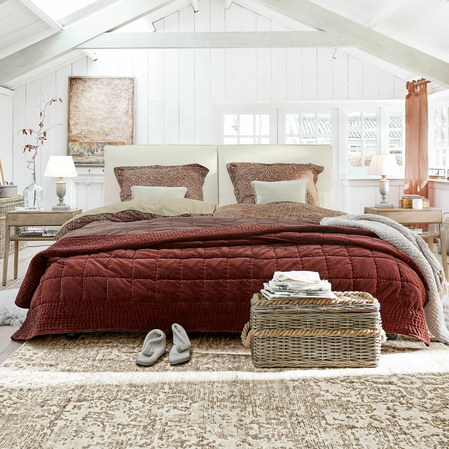 Courtepointe Arasta Chambre chaleureuse avec lit en tissu crème et couverture matelassée bordeaux douce