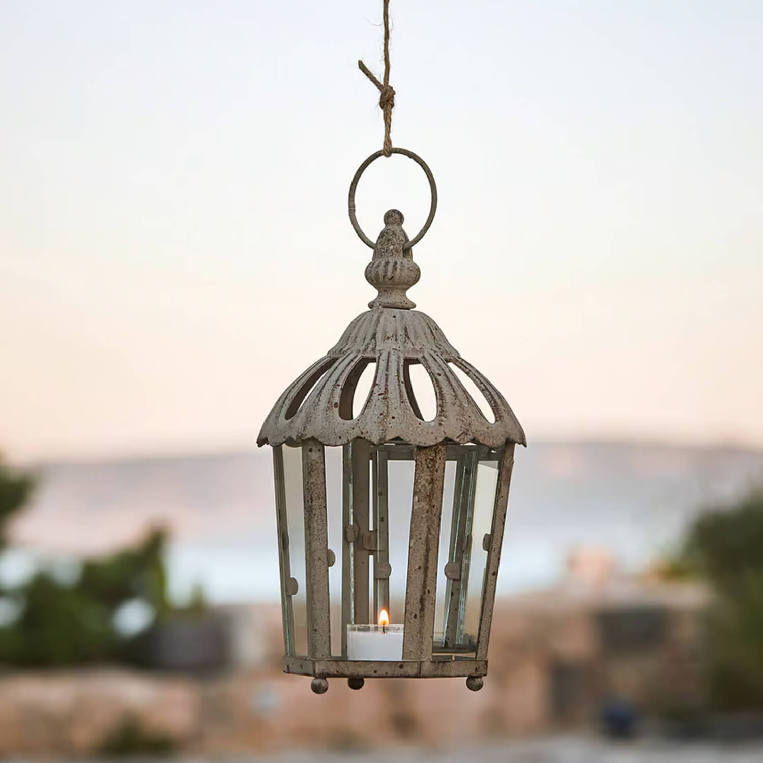 Hangende metalen lantaarn in vintage stijl met verweerd wit en glas, geschikt voor kaars