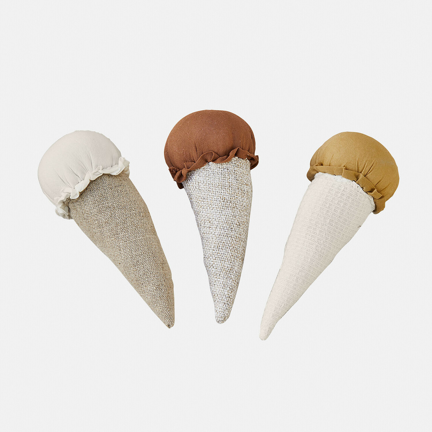 Speelgoed set van 3 Cheeklee Drie decoratieve stoffen kegels in beige, bruin en mosterdkleur voor interieurdecoratie