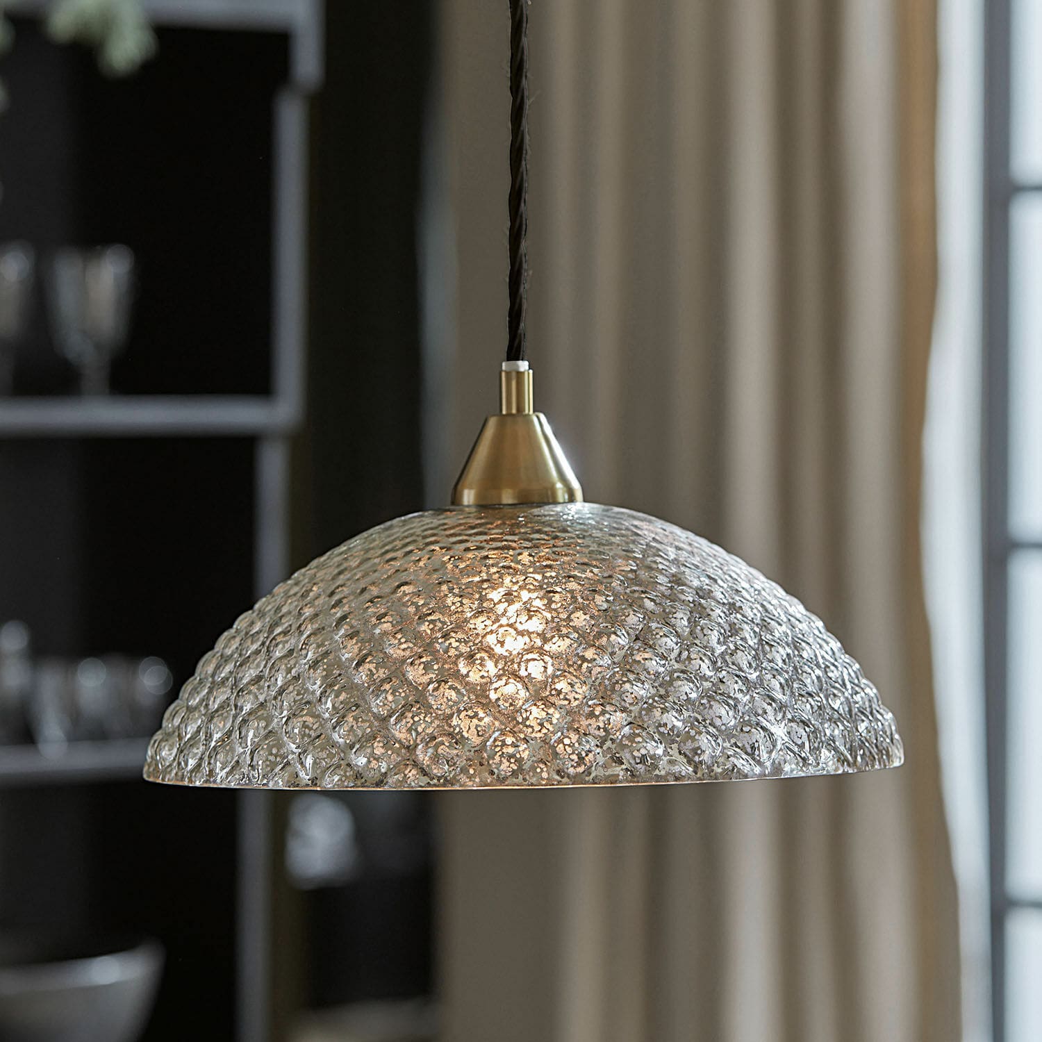 Hanglamp Lawndale Hanglamp van gestructureerd glas met messing houder voor moderne verlichting