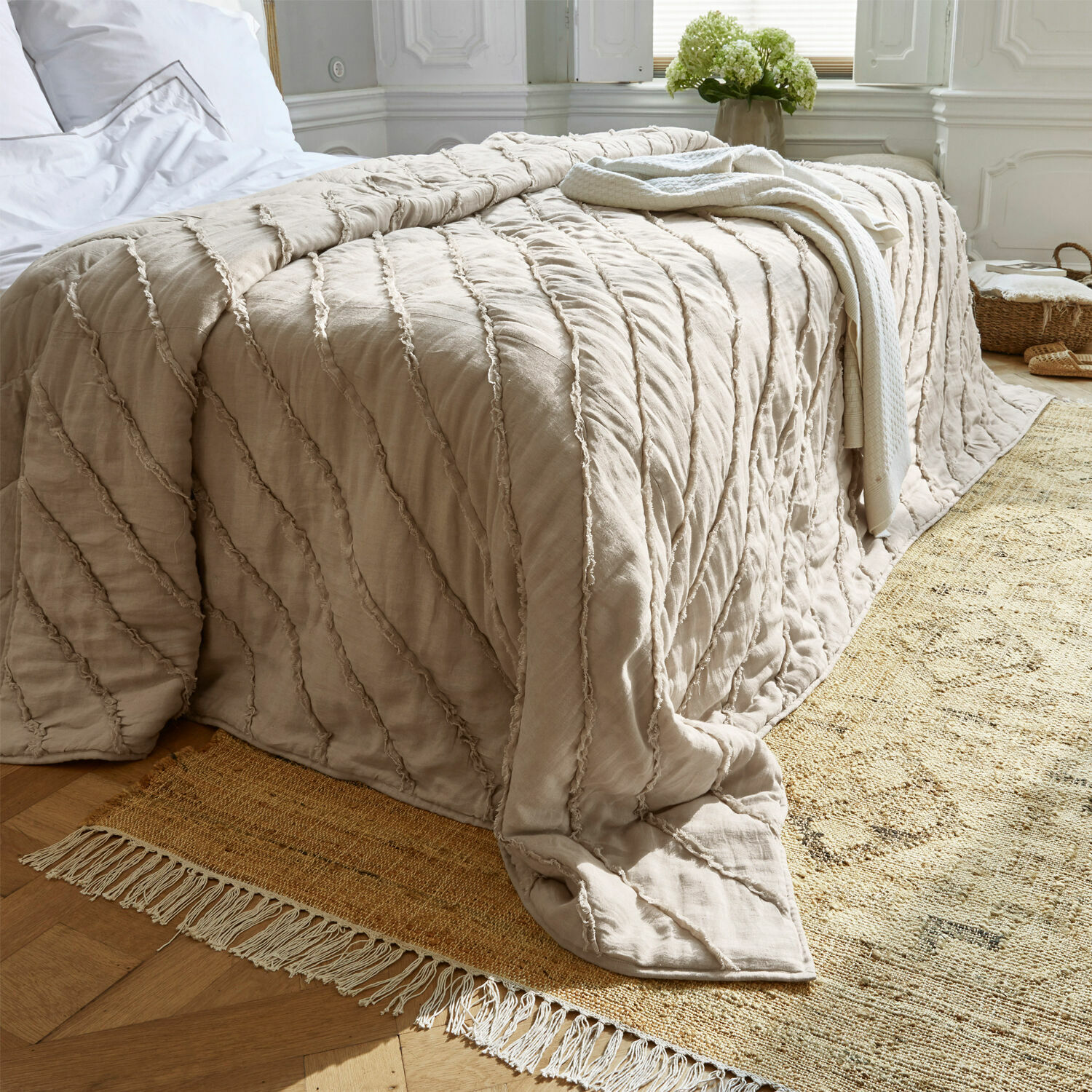 Courtepointe Eynden Jeté de lit beige en coton avec coutures texturées, décoration élégante pour chambre à coucher