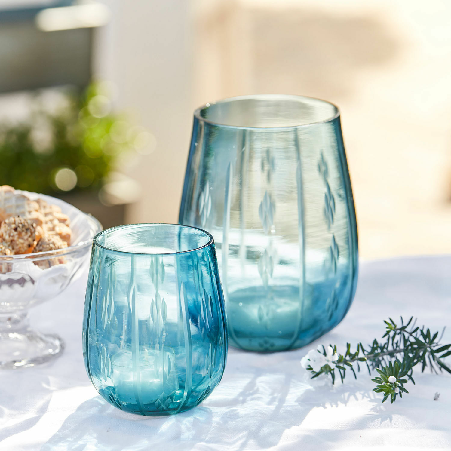Windlicht set van 2 Danisar Twee blauwe glazen windlichten met gegraveerd patroon op witte achtergrond, tafeldecoratie