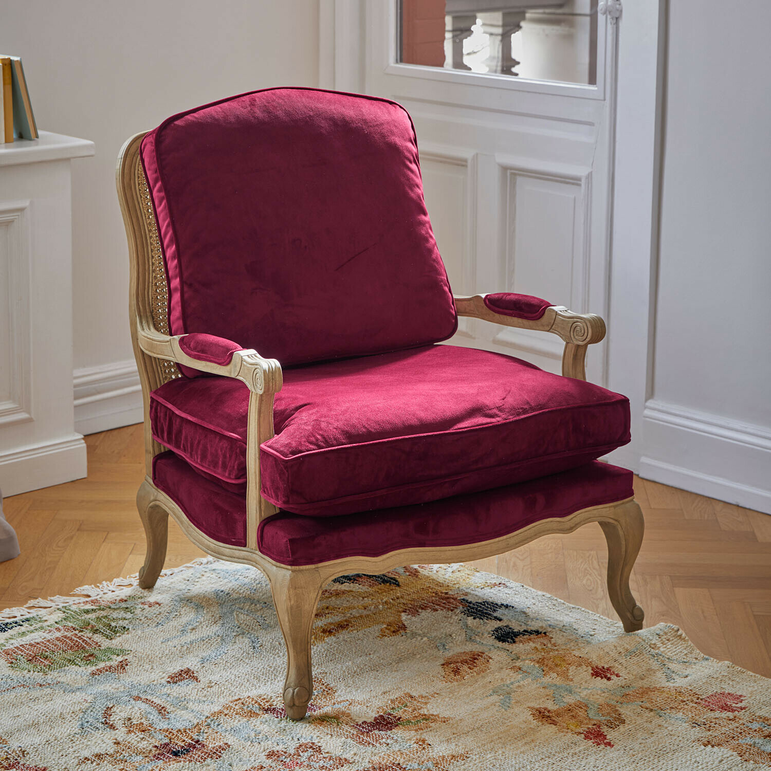 Fauteuil Corlay Fauteuil en bois clair avec coussins en velours bordeaux, style classique et confort