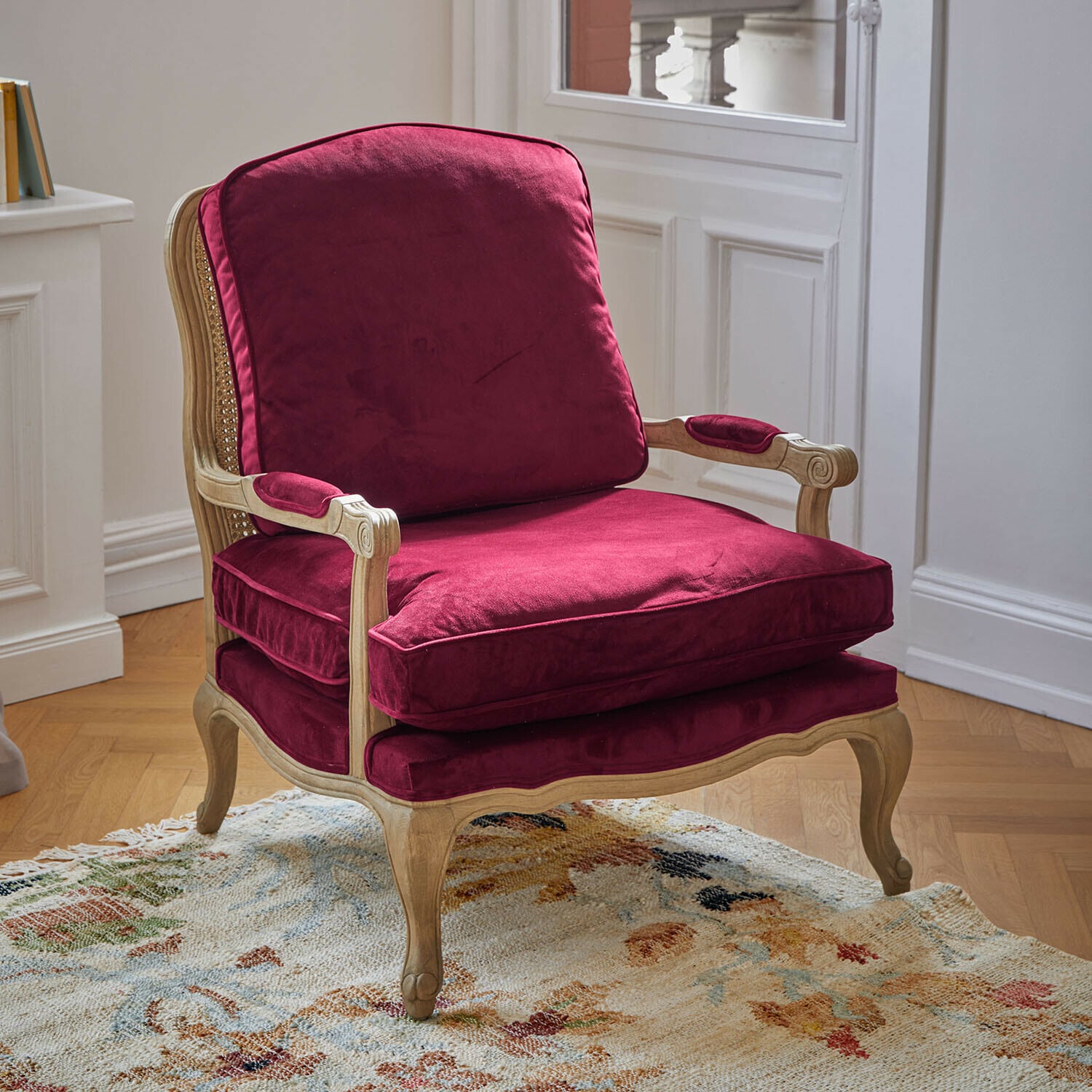 Fauteuil Corlay Fauteuil en bois clair avec coussins en velours bordeaux, style classique et confort