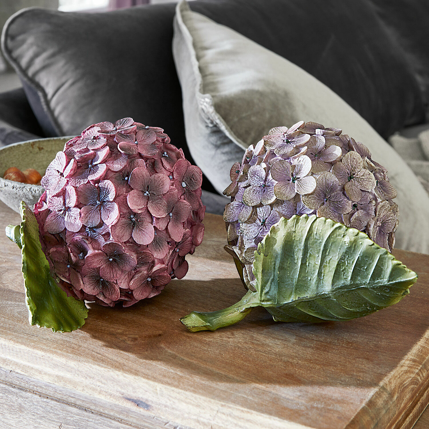 Sierbloem set van 2 Hortensie Decoratieve hortensia ballen in roze en paars met groene bladeren op houten tafel voor interieurdecoratie