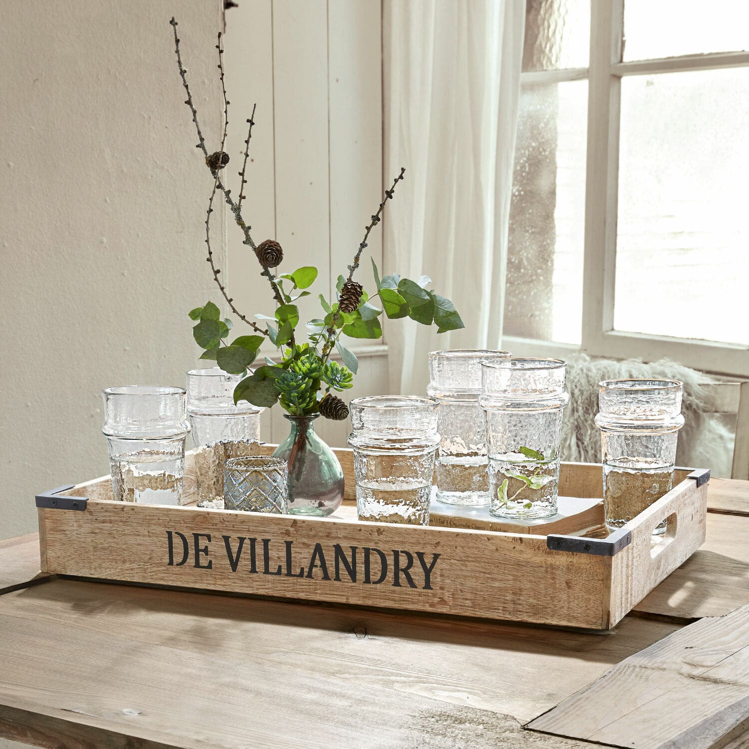 Plateau Villandry Plateau en bois DE VILLANDRY avec verres transparents et branches vertes sur table en bois clair