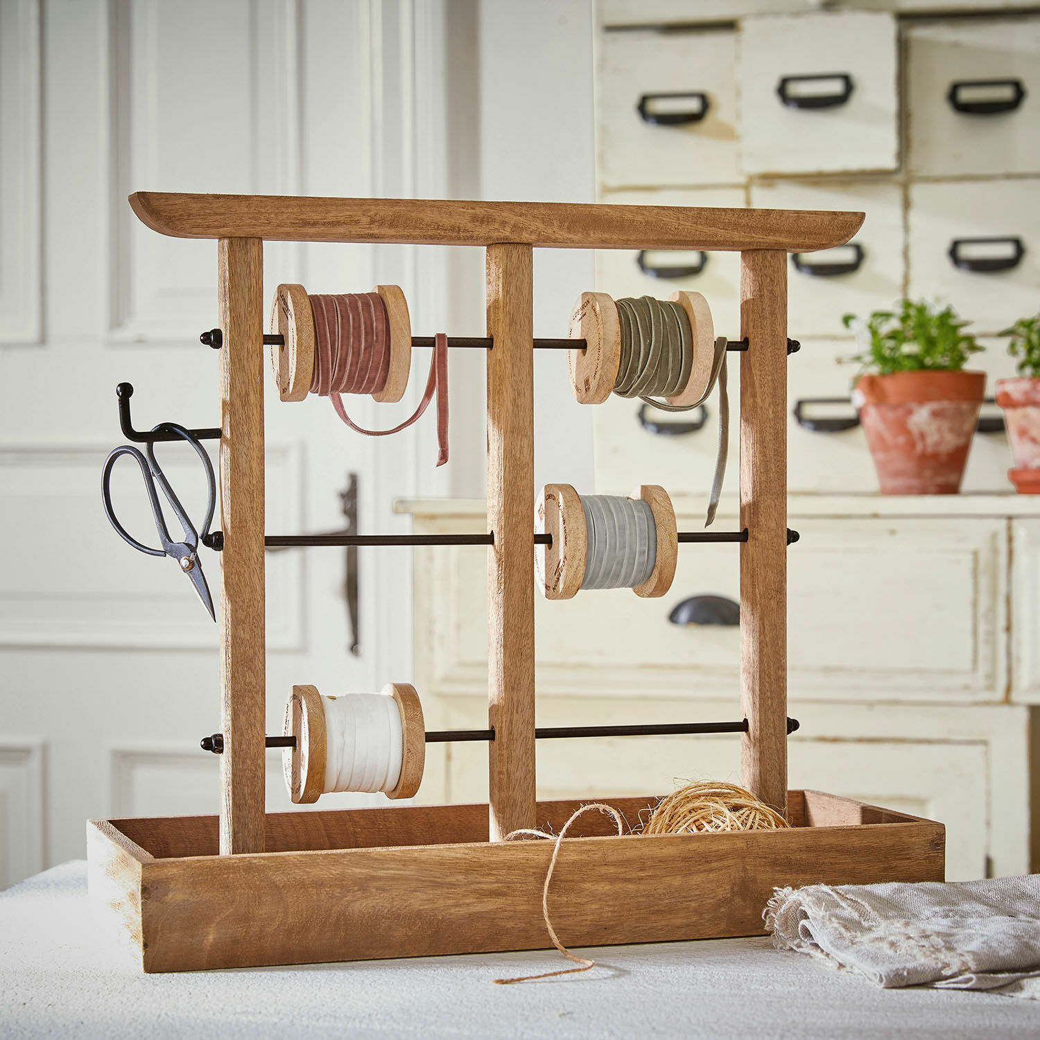 Organiseur Katrineholm Support en bois naturel pour rubans avec tiges métalliques et ciseaux, rangement pratique