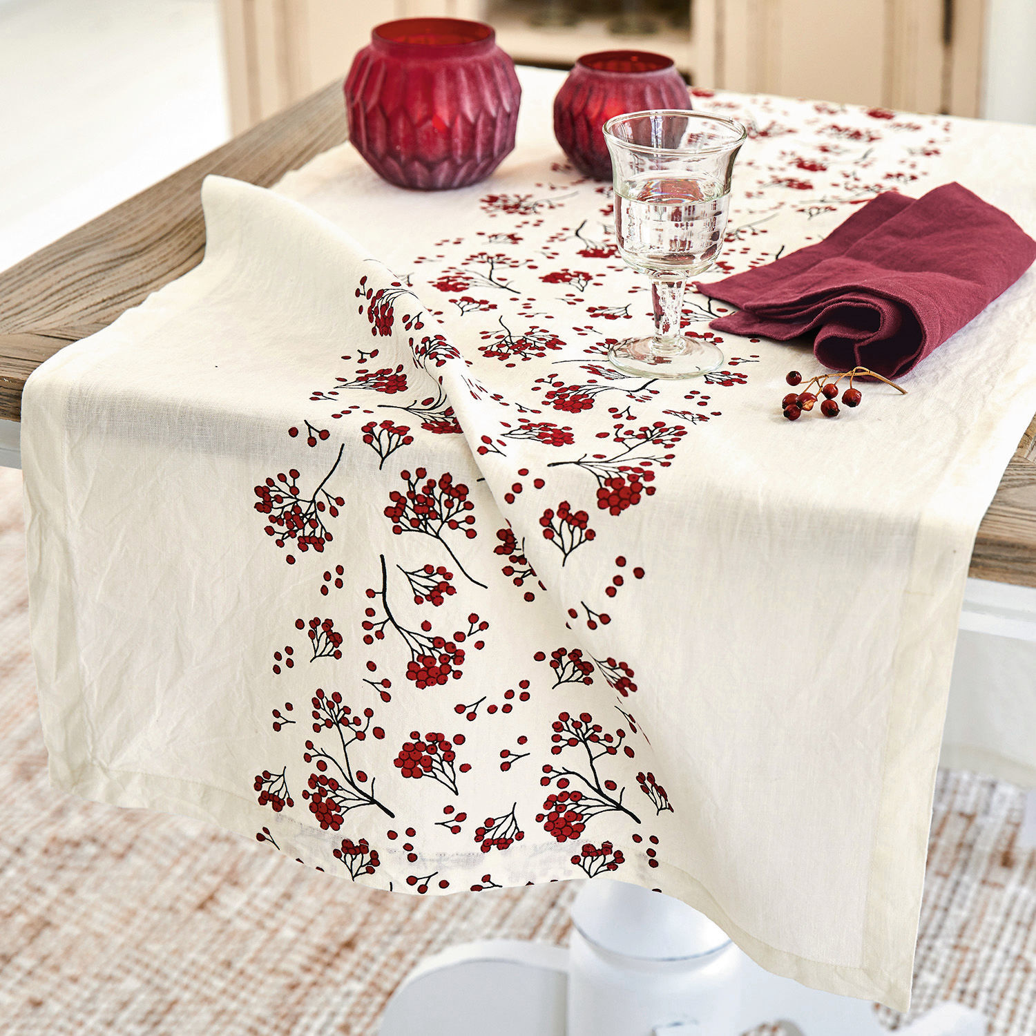 Tafelloper Vestré Linnen tafelkleed in crème met rood bessenpatroon op houten tafel met decoraties