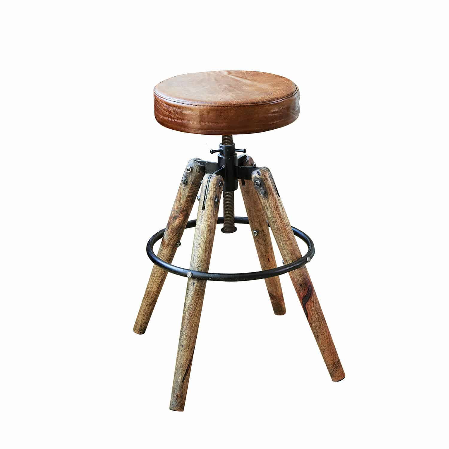 bruin Kruk Twist met bruine leren zitting en houten poten met zwarte metalen ring
