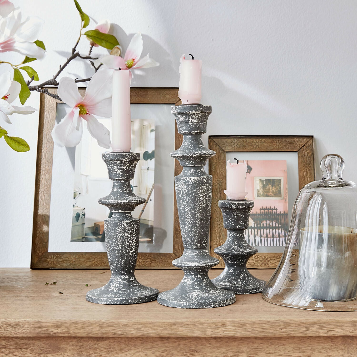 Kandelaar set van 3 Ténébrelle Set van drie grijze kaarsenhouders van verouderd hout met roze kaarsen op houten tafel