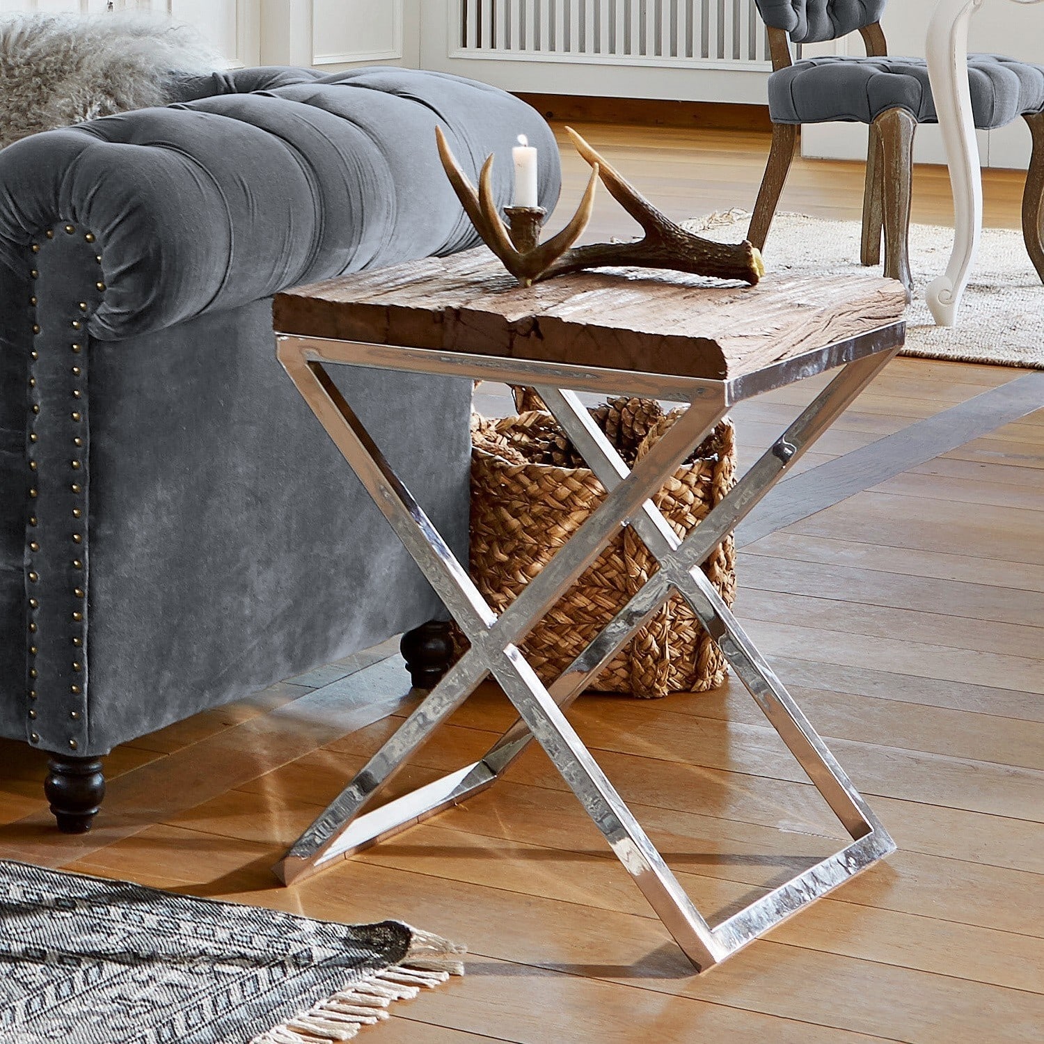 Table d'appoint Willis Table d'appoint avec plateau en bois et cadre métallique dans un salon moderne avec canapé gris