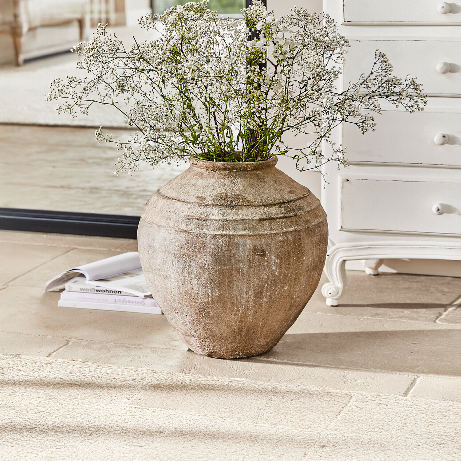 Vaas Lanster Grote beige keramische vaas met fijne witte bloemen voor stijlvolle interieurdecoratie