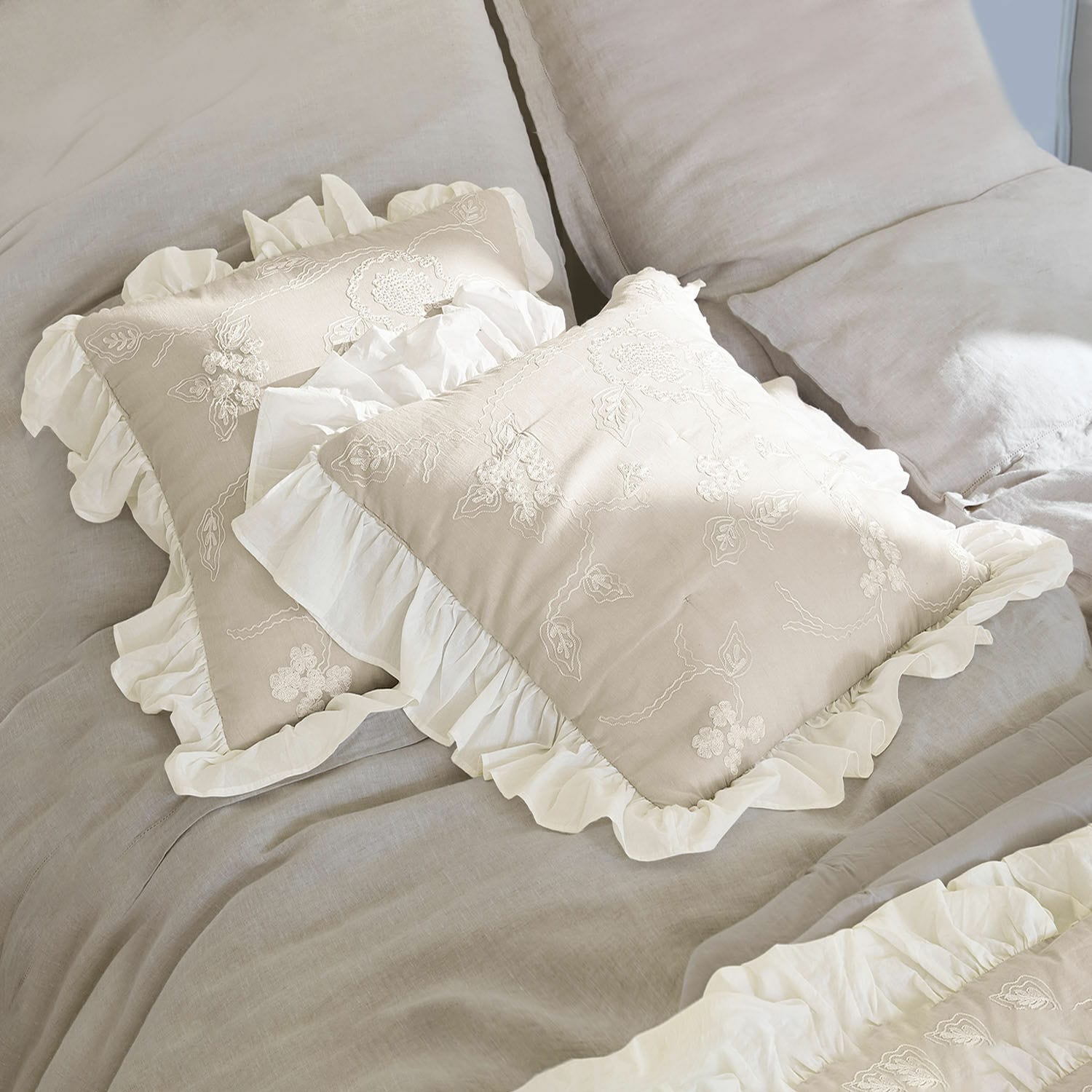 Kussenhoes set van 2 Clarissa Beige linnen kussenhoes met witte volant en borduurwerk, slaapkamerdecoratie
